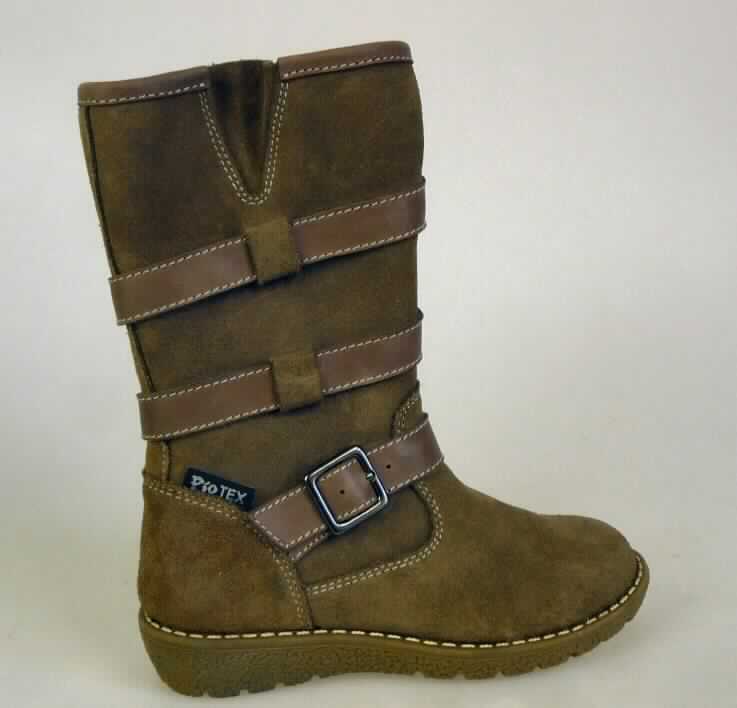 Freizeitstiefel (lt. Antrag: "Artikel D 868 1 TEX, Farbe: Laurel, Größe: 25", Foto siehe Anlage)
- mit Laufsohlen aus (lt. Antrag) Kautschuk; ohne Hauptsohle aus Holz,
- mit Oberteil (geschlossenes Blatt) aus Leder,
- auf das Oberteil ist ein Hinterriemen aus Leder als Verstärkungsteil aufgesetzt,
- an der Einschlupföffnung mit einer Randeinfassung aus Leder,
- mit Zierriegeln (Lederriemen teilweise mit Schnallenverschluss),
- mit eingeklebtem, dickem Innenfutter aus Spinnstoff (Pelzfellimitat aus Plüschgewirken),
- seitlich mit Reißverschluss,
- ohne Metallschutz in der Vorderkappe,
- den Knöchel und die Wade bedeckend (über die dickste Stelle der Wade hinausreichend;
  Schafthöhe: ca. 18 cm bei Schuhgröße 25),
- mit einer Länge der Innensohle von weniger als 24 cm

"Schuhe mit Laufsohlen aus Kautschuk und Oberteil aus Leder, andere als in den UPos.
 6403 1200 bis 6403 9118 genannt, mit einer Länge der Innensohle von weniger als 24 cm"