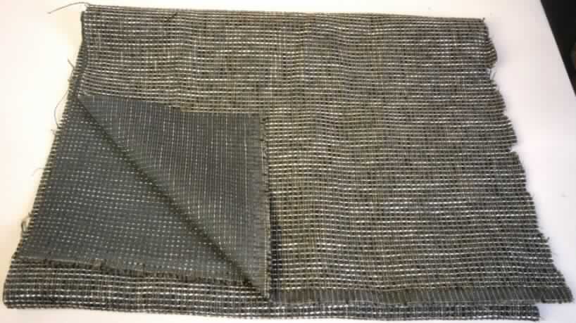 Gewebe, sog. Möbelbezugsstoff Ringo, Foto siehe Anlage,
- als Meterware,
- laut Untersuchungsergebnis: 
-- aus Garnen aus Polyester-Filamenten, aus Chenillegarnen aus Polyester-Spinnfasern
   und aus buntem Effektzwirn, bestehend jeweils aus zwei Garnen aus Polyester-Filamenten
   und einem Garn aus Polyester- und Polyacryl-Spinnfasern; mit einem Gesamtanteil an
--- Polyester-Spinnfasern (synthetische Spinnfasern) von 45,7 GHT,
--- Polyacryl-Spinnfasern (synthetische Spinnfasern) von 12,1 GHT,
--- Polyester-Filamenten (synthetische Filamente) von 42,2 GHT,
-- buntgewebt,
-- aufgrund der großen Garnabstände ohne samtartige Oberfläche (damit kein Chenillegewebe).

"Gewebe aus synthetischen Spinnfasern, anderes als in den Positionen 5512 - 5514 genannte,
 aus Polyester-Spinnfasern, überwiegend mit synthetischen Filamenten gemischt, buntgewebt"