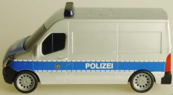Es handelt um ein Spielzeugauto aus Kunststoff mit Friktions- bzw. Rückziehmotor, einen ca. 15 x 5,5 x 6 cm großen Transporter im Polizei-, Feuerwehr- oder Rettungswagendesign.
Das Erzeugnis dient der spielerischen Unterhaltung von Kindern und ist für den Einzelverkauf auf einer bunten Pappkarte aufgeblistert. 

Die Ware ist als "anderes als zuvor von der Position 9503 erfasstes Spielzeug/Modell mit eingebautem Motor, aus Kunststoff" einzureihen.

Anlage: 1 Abbildung