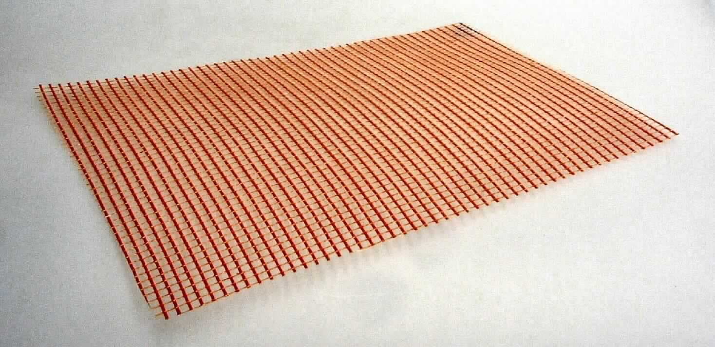 Ware aus Glasfasern, sog. VWS-Gewebe, Foto siehe Anlage,
- in verschiedenen Ausführungen,
- als Meterware auf Rollen von 50 m, 
- mit einer Breite von mehr als 30 cm (lt. Antrag 1m),
- - Drehergewebe aus gedrehten bzw. verwirbelten Garnen aus textilen Glasfilamenten (keine Rovings),
- - bei vorgelegtem Warenmusterabschnitt mit Kunststoff getränkt (in anderen Varianten auch
    ohne Tränkung erhältlich),
- offenmaschige Gewebe mit einer Zelllänge und -breite von ca. 4 x 4 mm
  und mit einem Quadratmetergewicht von mehr als 35 g (160 g),
- insbesondere im Hinblick auf die Verwendung ist das Glasfasergewebe
  (lange Haltbarkeit, Materialfestigkeit, nicht brennbar) charakterbestimmend.

"Ware aus Glasfasern, Gewebe, nicht aus Glasseidensträngen (Rovings), mit einer Breite
 von mehr als 30 cm, nicht in Leinwandbindung, offenmaschige Gewebe aus Glasfasern mit
 einer Zelllänge und -breite von mehr als 1,8 mm und mit einem Quadratmetergewicht von 
 mehr als 35 g, Versand aus China"