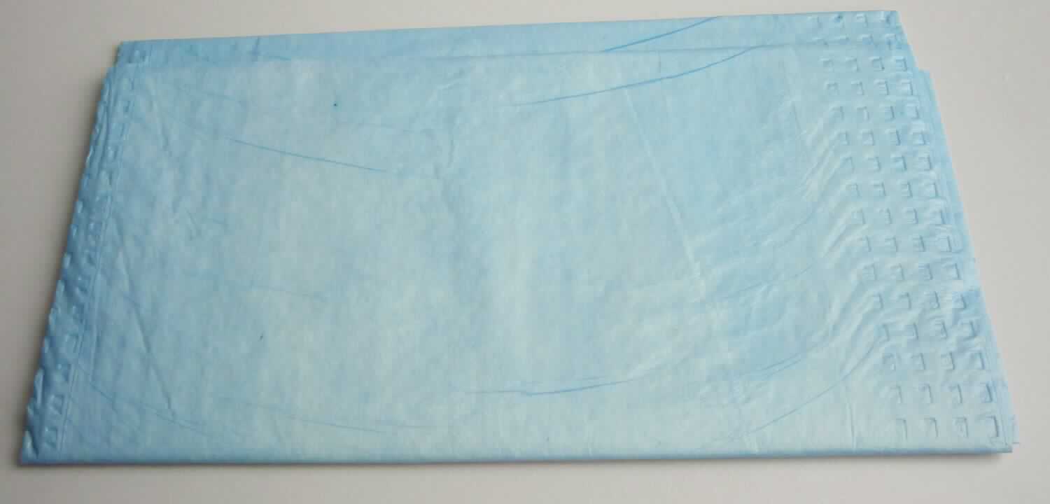 Bei dem vorgelegten Warenmuster handelt es sich um ein etwa 36,5 x 65,5 cm großes Erzeugnis, bestehend aus einer Lage aus blauer Kunststofffolie (aus Polyethylen, einem Kunststoff im Sinne der Anmerkung 1 zu Kapitel 39), die teilweise mit einer Lage aus weißem Vlies aus Zellstofffasern überzogen ist. Die beiden Lagen sind durch Prägen miteinander verbunden. Die flächenmäßig größere Kunststofffolie bildet an der unteren Schmalseite durch Umschlagen und eine Randverschweißung eine etwa 10,1 cm tiefe (Auffang-) Tasche (Krümeltasche). Im oberen Bereich ist der Einwegartikel mit einer Perforation zum Heraustrennen des Halsausschnitts versehen, der das Umhängen des Lätzchens ermöglicht. Das Lätzchen soll in Krankenhäusern und Arztpraxen als Wäscheschutz für Patienten verwendet werden. Das Erzeugnis wird ausschließlich kartonweise abgegeben.

Abbildung siehe Anlage. 

Derartige Waren gehören als "Kleidung und Bekleidungszubehör, aus Vliesen aus Zellstofffasern" zur Codenummer 4818 50 00 00 0 des Zolltarifs, da es sich zolltarifrechtlich um eine aus verschiedenen Stoffen zusammengesetzte Ware handelt, bei der im Hinblick auf die Verwendung das Vlies aus Zellstofffasern als charakterbestimmend anzusehen ist.