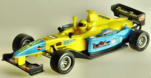Es handelt um ein Spielzeugauto aus Kunststoff mit Motor zum Aufziehen, ein ca. 14 x 6 x 3 cm großes Formel 1 - Fahrzeug darstellend.
Das Erzeugnis dient der spielerischen Unterhaltung von Kindern und ist für den Einzelverkauf auf einer bunten Pappkarte aufgeblistert. 

Die Ware ist als "anderes als zuvor von der Position 9503 erfasstes Spielzeug/Modell mit eingebautem Motor, aus Kunststoff" einzureihen.

Anlage: 1 Abbildung