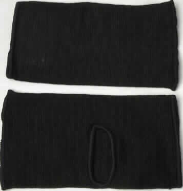 Handschuhe ohne Fingerspitzen, sog. Innenhandschuh, Art. 40520, in Erwachsenengröße, Foto siehe Anlage,
- aus ca. 1,5 mm dicken, einfarbigen Gewirken aus lt. Antrag 83 % Baumwolle und 17 % Elasthan 
  (Elastomergarn, synthetische Chemiefasern),
- schlauchförmig gearbeitet, flachliegend etwa 10 cm lang und bis zu 11 cm breit,
- mit ausgearbeiteten Fingern ohne Spitze und einem ca. 6 cm x 2 cm großen Daumenloch, jedoch ohne   
  ausgearbeiteten Daumen,
- das Handgelenk bedeckend,
- mit einem aufgedruckten Schriftzug verziert, 
- an den Rändern gesäumt,
- werden lt. Antrag als sog. Innenhandschuh u. a. in Boxhandschuhen getragen und bieten einen zusätzlichen 
  Stützeffekt.


"Handschuhe ohne Fingerspitzen, aus Gewirken, andere als in der Unterposition 6116 10 genannte, 
 aus Baumwolle"