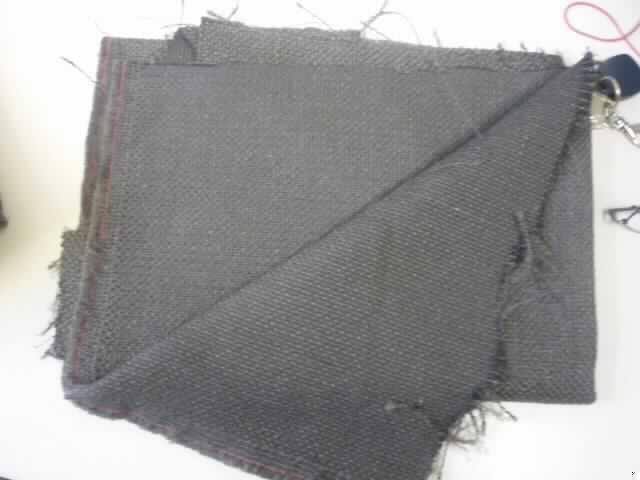 Gewebe (siehe Foto)
- als Meterware,
- mit einer Breite von mehr als 30 cm,
- aus (lt. Untersuchung) synthetischen Filamenten (mit einem Gesamtanteil von weniger als 
  10 GHT) und synthetischen Spinnfasern (lt. Antrag: Polyester),
- buntgewebt,
- in Musterbindung
