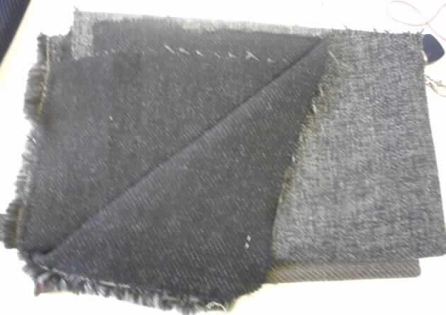 Gewebe (siehe Foto)
- als Meterware,
- mit einer Breite von mehr als 30 cm,
- aus verschiedenen Garnen aus synthetischen Filamenten und synthetischen Spinnfasern,
- mit einem Gesamtanteil (lt. Untersuchung) an synthetischen Spinnfasern von 69 GHT 
  (45 GHT Polyester-Spinnfasern und 24 GHT Polyacryl-Spinnfasern) und einem 
  Gesamtanteil an synthetischen Filamenten von 31 GHT,
- buntgewebt,
- in Musterbindung