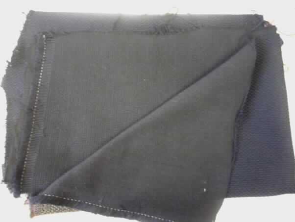 Gewebe (siehe Foto)
- als Meterware,
- mit einer Breite von mehr als 30 cm, 
- aus (lt. Untersuchung) 53,2 GHT Chemiefasern (35,9 GHT synthetischen Spinnfasern 
  (Polyester) und 17,3 GHT synthetischen Filamenten) und 46,8 GHT Baumwolle,
- mit einem Quadratmetergewicht von 565 g,
- buntgewebt,
- in Musterbindung (weder Leinwand- noch Köperbindung)