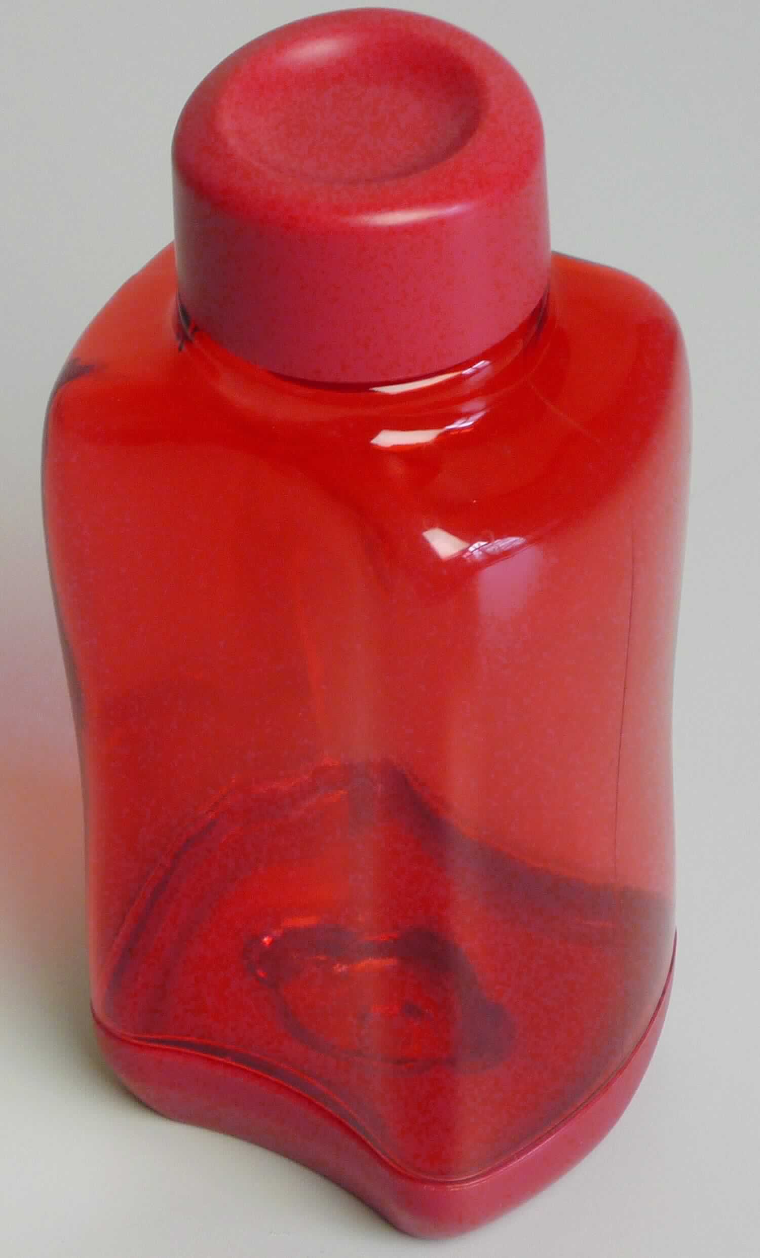Es handelt sich um eine Flasche, so genannte Trinkflasche, aus einem Kunststoff im Sinne der Anmerkung 1 zu Kapitel 39 mit einem Fassungsvermögen von 500 ml. Die quaderförmige, an zwei Seiten konkav geformte Ware (ca. 16,5 x 7 x 6 cm) ist mit einem Verschlussstopfen versehen.

Derartige Erzeugnisse werden zolltariflich als "Transport- oder Verpackungsmittel aus Kunststoffen, Flaschen mit einem Fassungsvermögen von 2 l oder weniger" eingereiht.