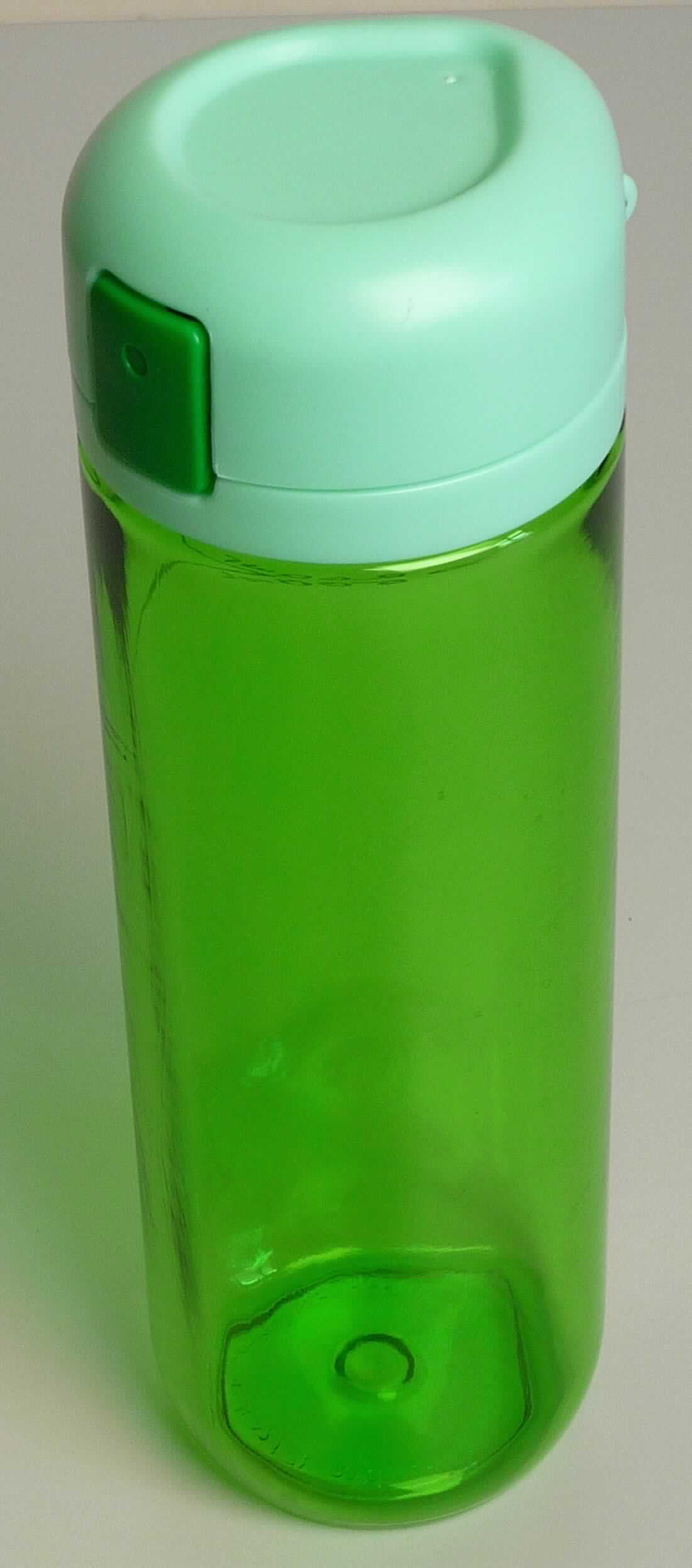 Es handelt sich um eine Flasche, so genannte Trinkflasche, aus einem Kunststoff im Sinne der Anmerkung 1 zu Kapitel 39 mit einem Fassungsvermögen von 700 ml. Die zylindrische, im Querschnitt tropfenförmige Ware 
(ca. 22,5 x 7 x 6,5 cm) ist mit einer Ausgießöffnung und einem klappbaren Verschlussdeckel versehen. 

Derartige Erzeugnisse werden zolltariflich als "Transport- oder Verpackungsmittel aus Kunststoffen, Flaschen mit einem Fassungsvermögen von 2 l oder weniger" eingereiht.