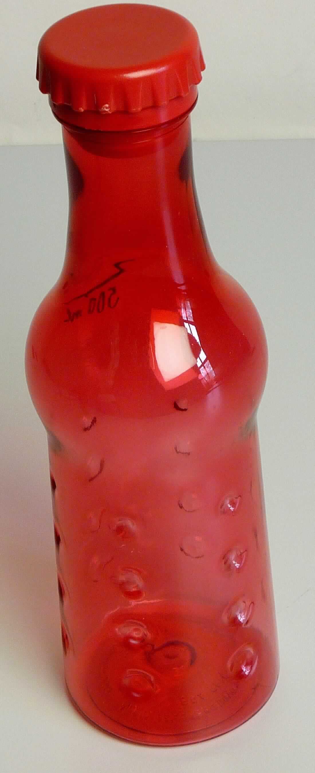 Es handelt sich um eine Flasche, so genannte Trinkflasche, aus einem Kunststoff im Sinne der Anmerkung 1 zu Kapitel 39 mit diversen Griffmulden auf der Außenseite und einem Fassungsvermögen von 600 ml. Die Ware 
(H: ca. 22,5 cm, Ø ca. 7,2 cm) weist einen länglichen Flaschenhals auf und ist mit einem Verschlussstopfen ausgestattet. 

Derartige Erzeugnisse werden zolltariflich als "Transport- oder Verpackungsmittel aus Kunststoffen, Flaschen mit einem Fassungsvermögen von 2 l oder weniger" eingereiht.