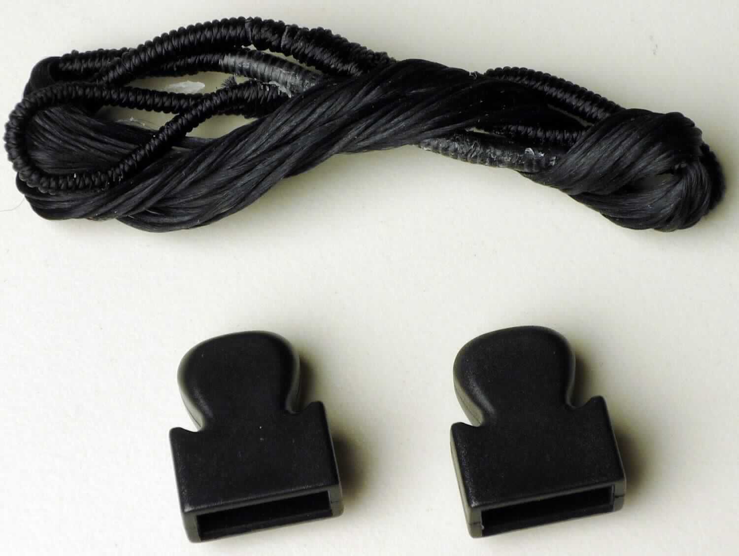 Es handelt sich um eine Sehne zur Verwendung in einer Armbrustpistole. Diese weist eine Gesamtlänge von etwa 43 cm auf und besteht aus einem Bündel parallel gelegter, gezwirnten Polyesterfasern. Die Mitte sowie die Enden Bündels sind jeweils auf einer Länge von etwa 7 cm mit weiterem Zwirn straff umwickelt und an den Enden der Sehne jeweils zu einer Schlaufe gelegt. Dabei wird die Sehne mit den beigelegten Kappen aus Kunststoff auf die Enden eines Bogens einer Armbrust (nicht Gegenstand) dieser Auskunft) befestigt. Die Sehne und die Kappen sind jeweils Teile, die erkennbar für den Bogen einer Armbrust bzw. Armbrustpistole bestimmt sind.
Die Erzeugnisse sind in einer mit Produktinformationen bedruckten Sichtverpackung aus Pappe und Kunststoff verpackt. 
Abbildung siehe Anlage.

Derartige Waren gehören als "andere Teile für andere Waffen der Position 9304" zum TARIC-Code 9305 99 00 00.