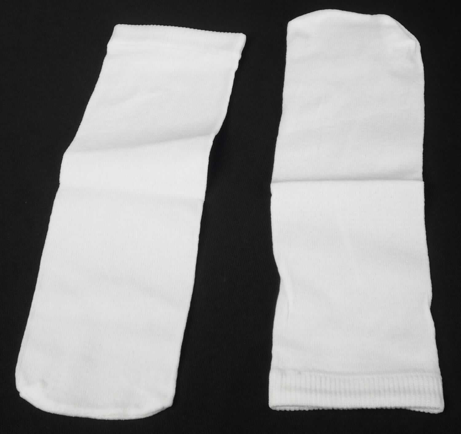 Socken, sog. Einweg-Socken, Foto siehe Anlage,
- aus ca. 0,8 mm dicken, einfarbigen Gewirken aus laut Antrag 100 % Polyamid (synthetische Chemiefasern),
- schlauchförmig abgepasst gewirkt und an den Fußspitzen durch Zusammennähen konfektioniert; ohne
  ausgearbeitete Ferse, 
- am oberen Rand mit einem gerippt gewirkten Abschluss,
- die Knöchel bedeckend, nicht über die Waden reichend.

"Socken aus Gewirken, aus synthetischen Chemiefasern"