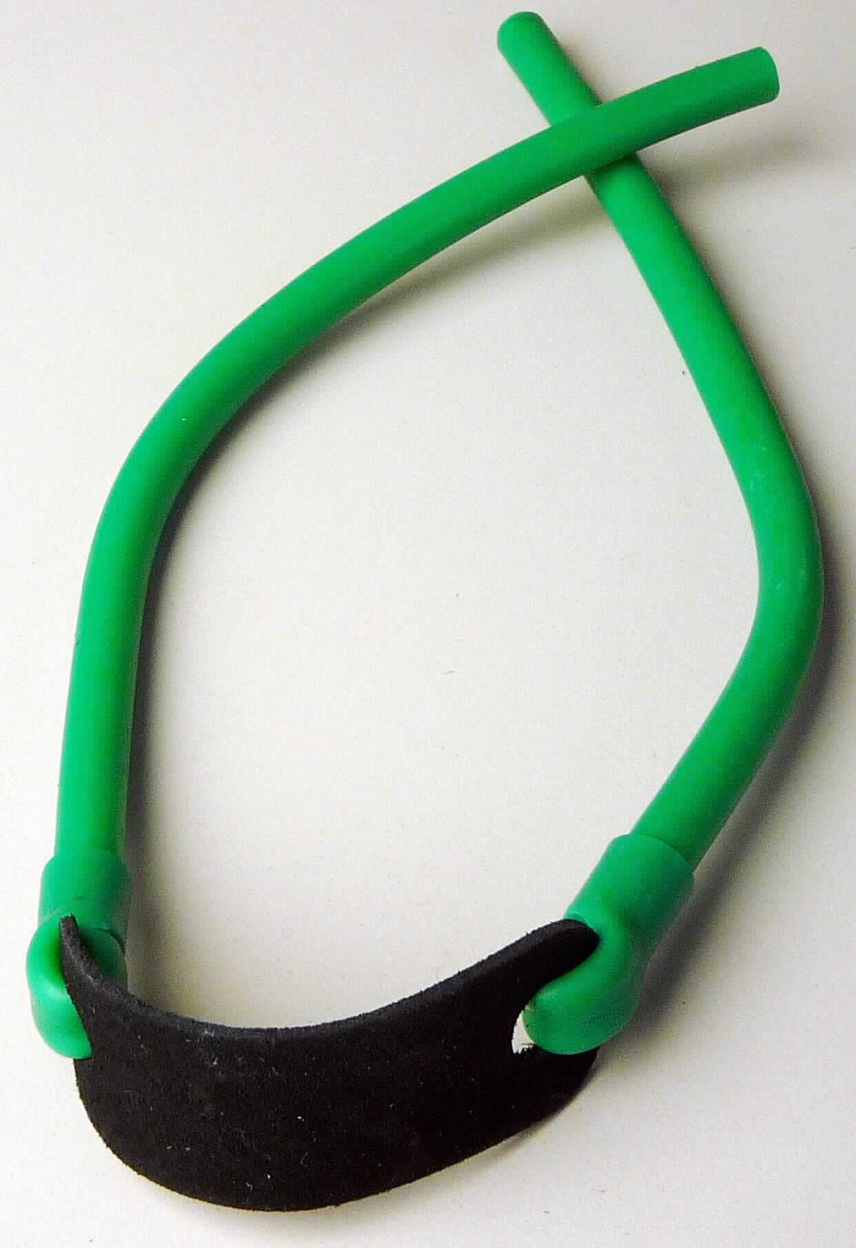 Es handelt sich um ein sog. Ersatzgummi für eine Steinschleuder, bestehend aus zwei etwa 20 cm langen Abschnitten eines gummielastischen Schlauches aus Kautschuk mit einem Außendurchmesser von etwa 7,5 mm. Das jeweilige zu einer Schlaufe ausgearbeitete Ende der Schlauchabschnitte ist mit den Enden eines zweifach gelochten Streifens aus gerautem Leder (Abmessungen etwa 7,5 x 2,2 cm) geknotet. Das Erzeugnis ist verpackt in einem Blister aus Kunststoff mit Rückwand aus Pappe. 
Die Ware dienst als Ersatzteil und soll auf die Enden der Gabel einer Steinschleuder (nicht Gegenstand dieser Auskunft) aufgeschoben werden 

Abbildung siehe Anlage.


Derartige Waren gehören als "andere Teile für andere Waffen der Position 9304" zum TARIC-Code 9305 99 00 00.