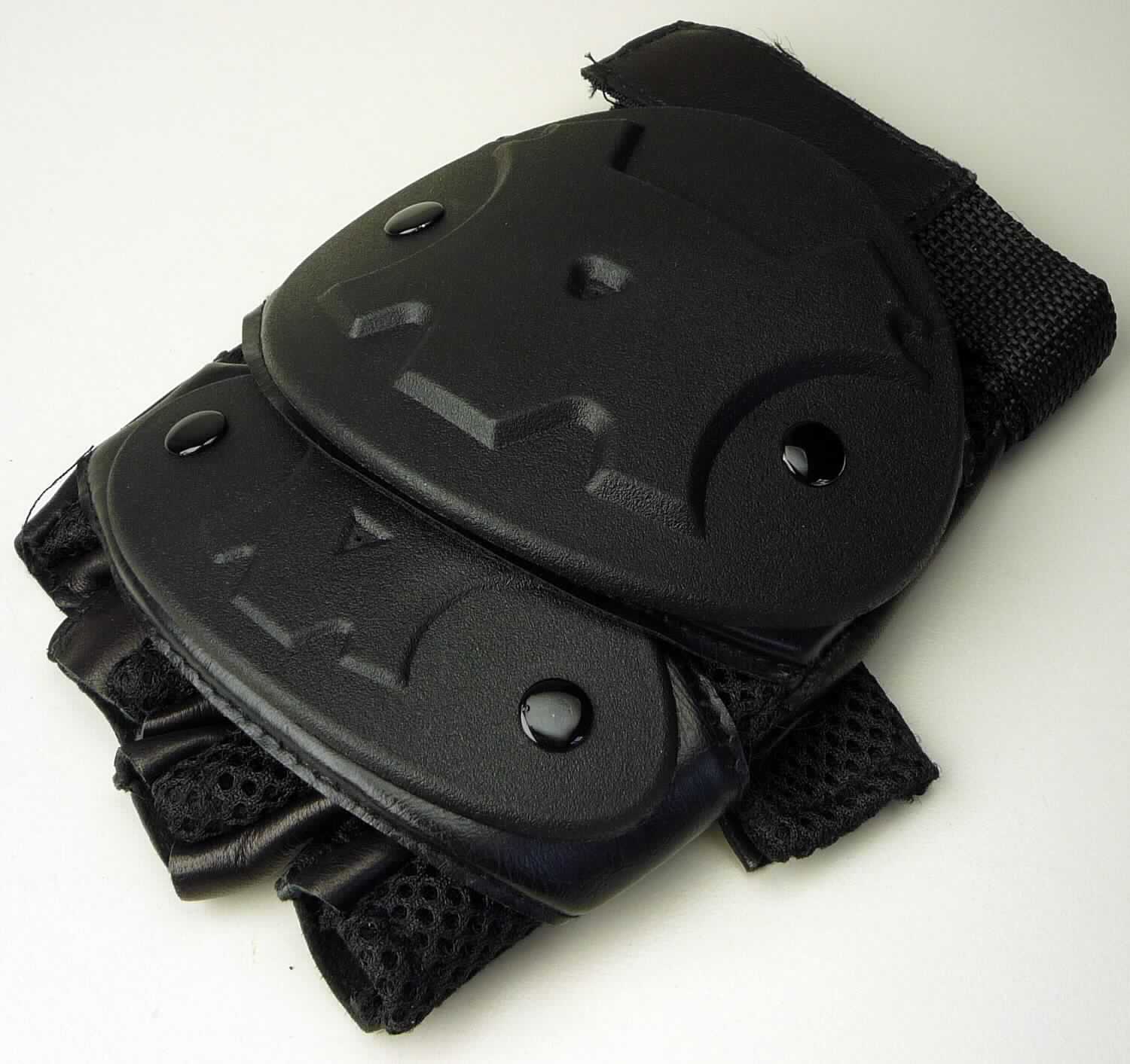 Spezialsporthandschuhe, sog. Handschuhe, ohne Finger, Foto siehe Anlage, 
- als Fünffingerhandschuh ohne Fingerspitzen gearbeitet, bestehend aus:
- - Leder (lt. Antrag Zigenleder) im Bereich der Innenhand, der Innenseite der Finger, der Fingerzwischenräume,
    als Unterlage der Protektoren sowie teilweise auf der Lasche, 
- - durchbrochenen Gewirken aus Spinnstoffen im Bereich des Handrückens und der Außenseite der Finger, 
- auf dem Handrücken mit zwei Protektoren aus formgepresstem Kunststoff,
- im Bereich des Handgelenks mit einer Lasche aus überwiegend Geweben aus Spinnstoffen mit Klettverschluss
  zu verengen,
- das Leder ist vom Umfang her und insbesondere in Bezug auf die Verwendung als Sporthandschuh für die Ware
  charakterbestimmend, 
- kennzeichnet sich aufgrund der fehlenden Fingerspitzen und der Protektoren als Spezialsporthandschuh
  (funktionelle Merkmale für den Schießsport mit Softairwaffen). 

"Bekleidungszubehör, aus Leder, Handschuhe ohne Fingerspitzen, Spezialsporthandschuhe"