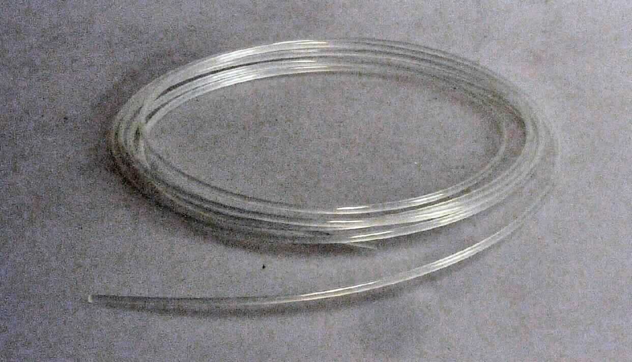 Angaben des Antragstellers:
Perlondraht für Feststellschieber, Länge 2 m

Untersuchungsergebnisse an einem Warenmuster:
Farbloses, schwach trübes Kunststoffmonofil (Durchmesser: ca. 2,1 mm). Das Monofil ist aufgerollt und befindet sich in einem klarsichtigen Kunststofffolienbeutel mit bunt bedrucktem Pappanhänger.

Befund:
Es liegt ein Kunststoffmonofil aus Polyamid der Position 3916 vor.
Monofile aus Kunststoff mit einem Durchmesser von mehr als 1 mm werden vom Kapitel 39 erfasst.