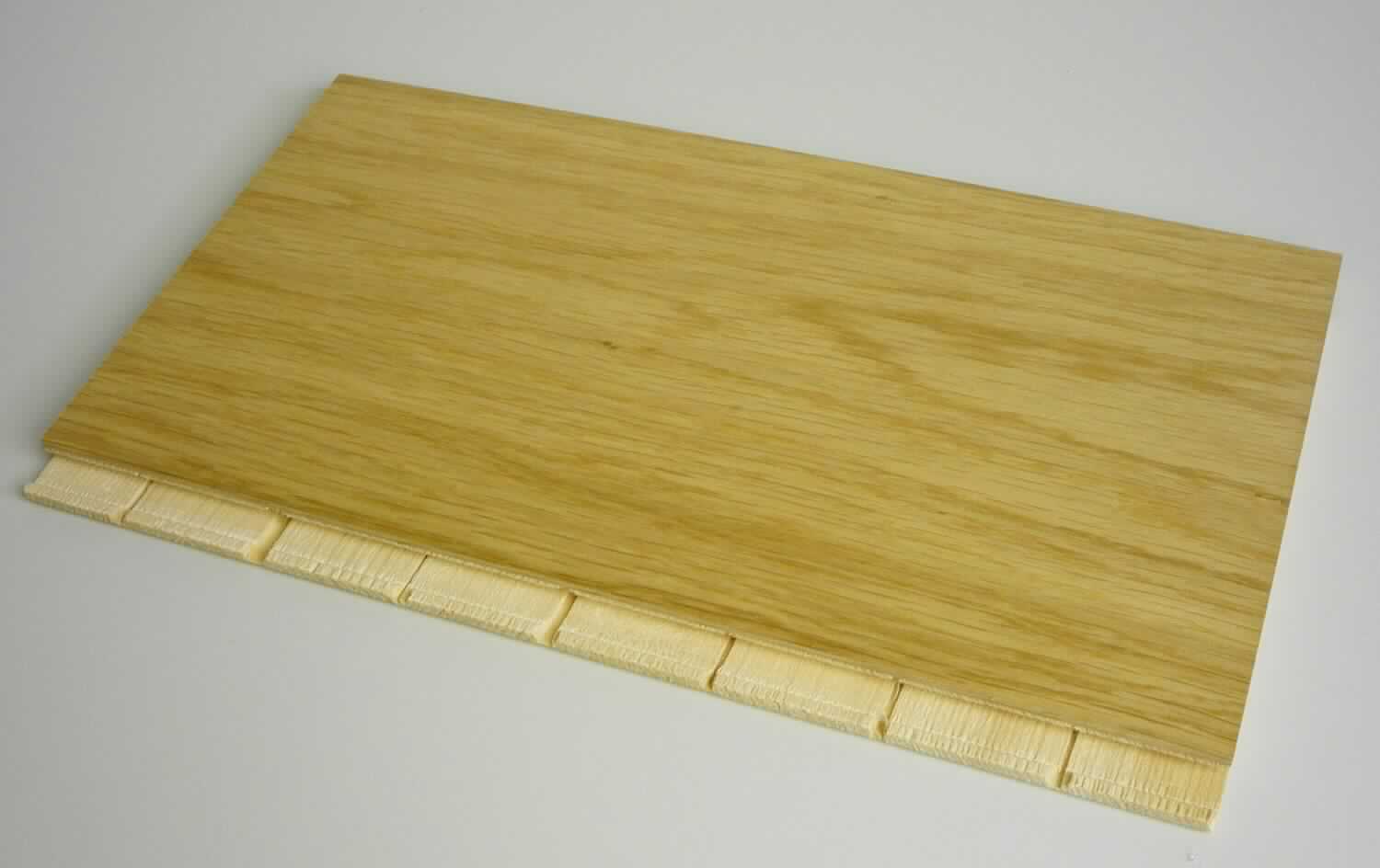 Fertigparkett mit Stäbchen-Mittellage
- in Form von 3-lagigen, brettartigen Paneelen aus:
- - Decklage (Lauffläche) aus einem 3,5 mm starken, durchgehenden Stab aus lackiertem oder
    geöltem Laubholz, 
- - Mittellage, ca. 8 mm stark, an den Enden aus Stäbe aus mitteldichten Faserplatten 
    und mittig aus nebeneinander gelegten Nadelholzstäben bestehend (lt. Antragsteller), 
- - untere Lage (Gegenzug) aus ca. 2 mm  starkem Nadelholzfurnier,
- die Faserrichtungen der drei Lagen sind um 90 Grad gegeneinander versetzt,
- profiliert (gefalzt; Click-System),
- zur Verwendung als Fußbodenbelag.
  (Abbildung siehe Anlage)

"Zusammengesetzte Fußbodenplatte, aus Holz, nicht für Mosaikfußböden, mehrlagig, sog. Fertigparkett"