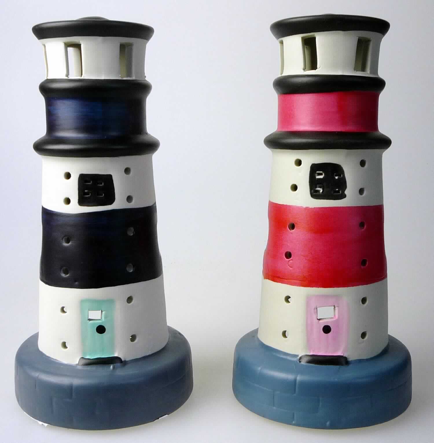 Keramischer Ziergegenstand, sog. Leuchtturm als Windlicht, Art. 230210 und 230211, Abbildung siehe Anlage,
(die beiden Artikel unterscheiden sich nur in der Farbe: rot/weiß und blau/weiß)
- mattglasierter, farbiger Ziergegenstand in Form eines Leuchtturms, 
- mit einer Höhe von ca. 18 cm und einem Durchmesser an der Basis von ca. 9 cm,
- auf der Rückseite mit einer Einstellvorrichtung für ein Teelicht,
- der Turm ist an mehreren Stellen durch Fenster, Türen etc. durchbrochen,
- keramisches Erzeugnis, nach der Formgebung gebrannt, tonmineralhaltiges Material enthaltend, 
- nach dem Ergebnis der wissenschaftlichen Untersuchung handelt es sich um Steinzeug, 
- ohne Hinweise auf Handarbeit,
- kein nicht elektrischer Beleuchtungskörper der Position 9405, da die Beleuchtung nur die Zierwirkung der Ware 
  erhöht und nicht der Erhellung der Umgebung dient.

"Keramischer Ziergegenstand, aus Steinzeug, nicht handgearbeitet"