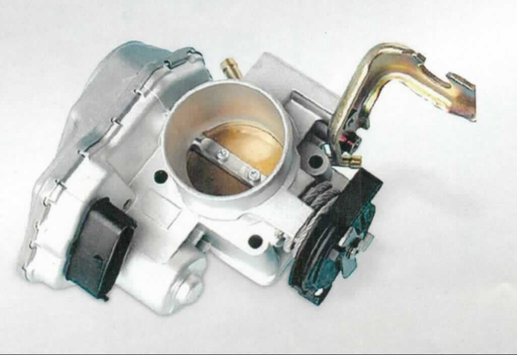 Bei der als Drosselklappe (Art. 7.03703.50.5) bezeichneten Ware handelt es sich um eine in Kraftfahrzeugmotoren (Otto-Motor) verwendete Drosselklappe, im Wesentlichen bestehend aus einer Welle mit daran befestigter Klappe, einem Elektromotor, zwei Sensoren, Zahnräder und einer Steuerplatine in einem Gehäuse. Die Drosselklappe regelt die Zuführung der Luftmenge, um ein zündfähiges Luft-Kraftstoffgemisch zu gewährleisten.

Das Erzeugnis ist als "Armatur für Rohr- oder Schlauchleitungen, von den Unterpositionen 8481 10 bis 8481 8040 nicht erfasst, Regelventil, kein Temperaturregelventil, keinen Ventilzapfen und  keinen Schrittmotor enthaltend," einzureihen.