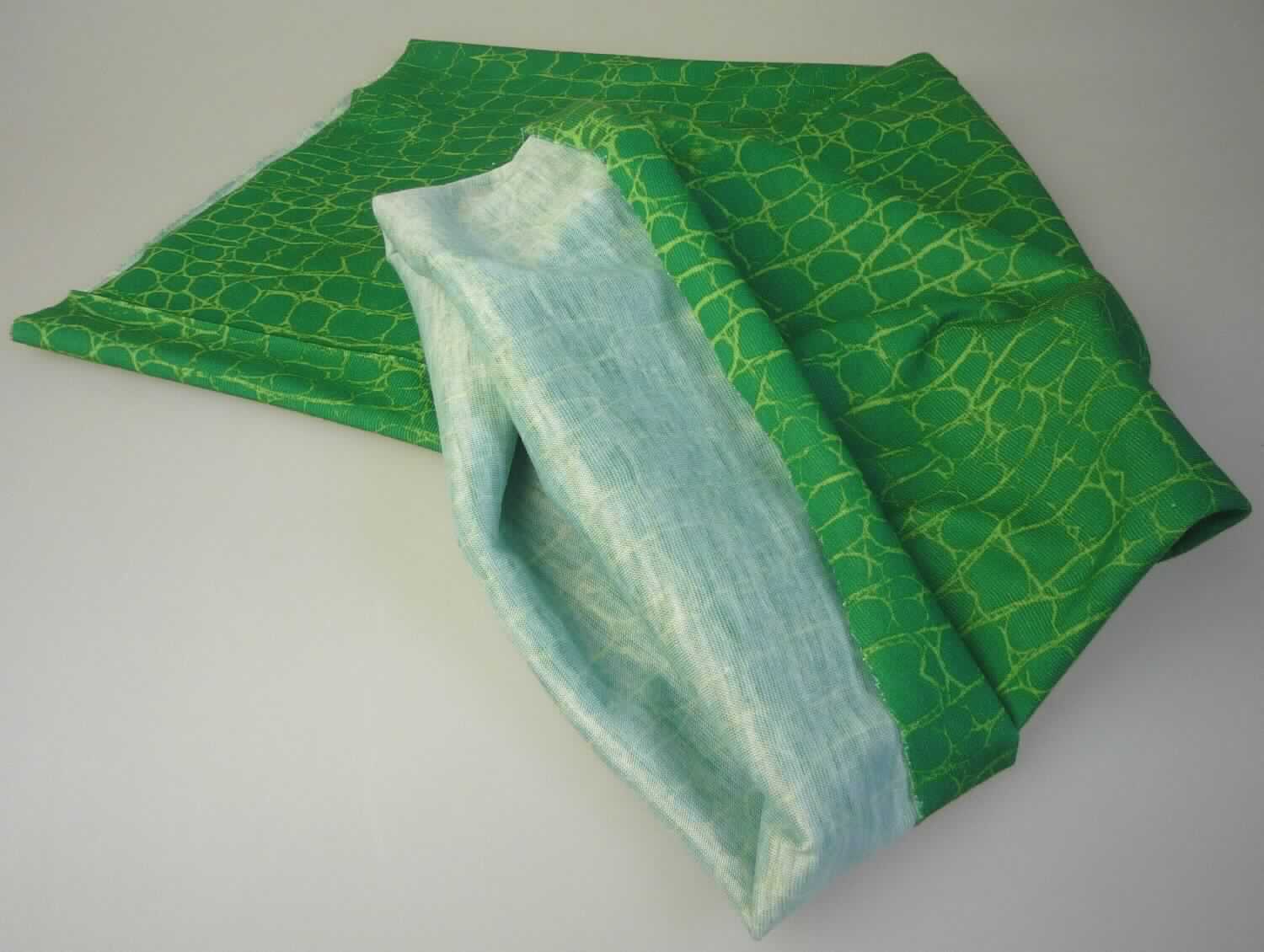 Schlauchgewirke, sog. Hals-/Kopftuch, Foto siehe Anlage,
- aus ca. 0,4 mm dicken, bedruckten Schlauchgewirken (Kuliergewirken) aus laut Antrag 100 % Polyester
  (synthetische Chemiefasern); keine Elastomergarne oder Kautschukfäden enthaltend,
- flachliegend in den Abmessungen: ca. 50 cm (Länge) x 21 cm (Breite),
- ohne Flor- oder Schlingenoberfläche,
- wird multifunktional z. B. als Hals- oder Kopftuch verwendet,
- lediglich geschnitten und ohne Randbefestigungen (nicht konfektioniert), somit keine Ware der Position 6117.

"Gewirke, mit einer Breite von weniger als 30 cm, anderes als solche der Positionen 6001 und 6002, aus 
 synthetischen Chemiefasern, keine Raschelspitze"