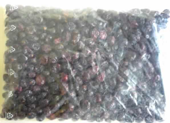 Cranberries, getrocknet und gezuckert.

Antragsangaben (als zutreffend unterstellt): Umschließung, netto: mehr als 1 kg, weitere Angaben liegen nicht vor.

Beschaffenheit des vorgelegten Warenmusters: dunkelrote, getrocknete, ganze, bis zu 15 mm große Cranberries, süß, fruchtig und schwach säuerlich schmeckend.
Zusatz von Alkohol: nicht enthalten.
Zugesetzter Zucker gem. ZAnm 3 2. Anstrich zu Kap 20: enthalten.

Nach der Beschaffenheit und dem Ergebnis der Analyse liegen stark gezuckerte Cranberries mit geringem Zusatz an Pflanzenöl vor.
Die Menge an zugesetztem Zucker geht über das in Pos 0813 zulässige Maß hinaus.

Früchte, Nüsse und andere genießbare Pflanzenteile, in anderer Weise zubereitet oder haltbar gemacht, auch mit Zusatz von Zucker, anderen Süßmitteln oder Alkohol, anderweit weder genannt noch inbegriffen, andere, keine Mischungen, ohne Zusatz von Alkohol, mit Zusatz von Zucker, in unmittelbaren Umschließungen mit einem Gewicht des Inhalts von mehr als 1 kg, andere, keine Flocken oder Pulver.