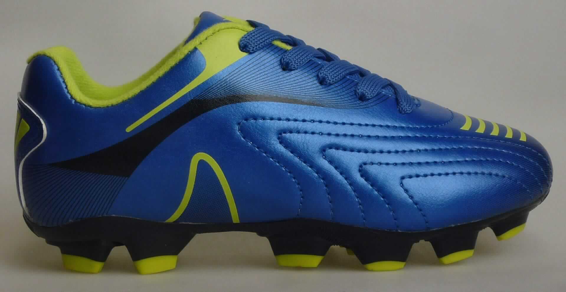 Sportschuhe (lt. Antrag: "K- Fußballschuhe, Art. 384151, blau", Foto siehe Anlage)
- mit Laufsohlen aus (lt. Antrag) Kunststoff, mit jeweils 15 abstehenden stollenähnlichen 
  Vorrichtungen versehen,
- mit Oberteil aus Kunststoff (Spinnstoff mit einer mit bloßem Auge wahrnehmbaren 
  Außenschicht aus Kunststoff),
- mit Schnürsenkelverschluss

"Sportschuhe mit Laufsohlen und Oberteil aus Kunststoff, andere als in der Position 6401 und 
 in den Unterpositionen 6402 1210 und 6402 1290 genannt"