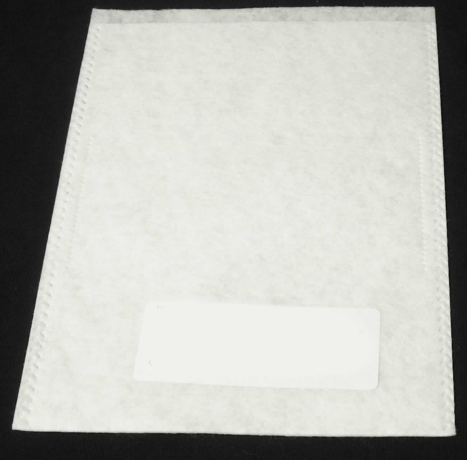 Waschhandschuh, Foto siehe Anlage,
- von rechteckiger Form, mit den Abmessungen laut Antrag 22,5 cm x 15 cm,
- aus ca. 0,5 mm dicken, einfarbigen Vliesstoffen der Position 5603 aus 50 % Viskose und 50 % Polyester (beides 
  Chemiefasern), 
- an einer Schmalseite umgeschlagen und an den beiden Längsseiten zusammengeschweißt (somit konfektioniert),
- wird zur Körperpflege verwendet.

"Wäsche zur Körperpflege (Waschhandschuh), aus Spinnstoffen, aus Chemiefasern, aus Vliesstoffen"