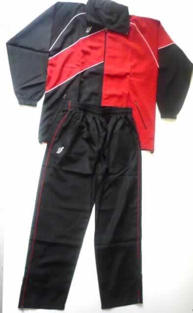 Trainingsanzug, Größe L, siehe Foto,
- bestehend aus einem Oberteil und einer langen Hose,
- gemeinsam in einem Polybeutel aufgemacht,
- aus verschiedenen 1,1 mm dicken, einfarbigen, einseitig (innen) leicht gerauten Gewirken
  aus laut Antrag 100% Polyester (synthetische Chemiefasern); ungefüttert,
- erkennbar dazu bestimmt, ausschließlich oder im Wesentlichen bei der Ausübung eines
  Sports getragen zu werden,
- Oberteil: 
-- über den Schritt reichend (Rückenlänge: 78 cm),
-- mit einem Stehkragen,
-- vorn mit einer durchgehenden Öffnung mit Reißverschluss,
-- mit langen Ärmeln mit verengenden, gerippten Bündchen, 
-- mit zwei eingesetzten Taschen mit Reißverschluss unterhalb der Taille, 
-- am unteren Rand gesäumt, mit einem verengenden Tunnelzug,
- lange Hose: 
-- in der Taille abschließend, mit einem elastischen Taillenbund,
-- ohne Öffnung und ohne Verschluss, 
-- seitlich mit eingesetzten Taschen mit Reißverschluss,
-- mit knöchellangen Hosenbeinen; an den Beinabschlüssen auf den Außenseiten mit 30 cm
   hoch reichenden Öffnungen mit Reißverschluss und mit verengenden, gerippten Bündchen.