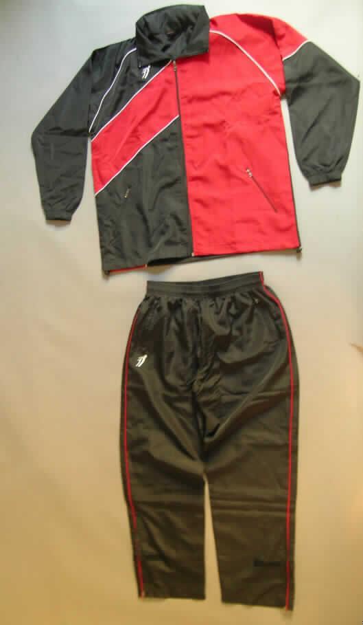 Trainingsanzug, sog. Präsentationsanzug, Größe L, siehe Fotos,
- bestehend aus einem Oberteil und einer langen Hose,
- in gemeinsamer Aufmachung für den Einzelverkauf,
- erkennbar dazu bestimmt, ausschließlich oder im Wesentlichen bei der Ausübung eines
  Sports getragen zu werden,
- aus verschiedenen, 0,3 mm dicken, einfarbigen Geweben aus laut Antrag 100% Polyester
  (synthetische Chemiefasern); gefüttert, 
- Außenseite nicht aus ein und demselben Flächenerzeugnis hergestellt, daher getrennte
  Einreihung innerhalb der Position 6211,
- ohne Merkmale, die auf einen bestimmten Trägerkreis hinweisen (unisex), 
- Oberteil: 
-- über den Schritt reichend (Rückenlänge: 79 cm),
-- mit einem Stehkragen mit integrierter Kapuze,
-- vorne mit einer durchgehenden Öffnung mit Reißverschluss, ohne Überlappung,
-- mit langen Ärmeln, mit verengenden, elastischen Abschlüssen an den Ärmelenden,
-- vorne mit zwei eingesetzten Taschen mit Reißverschluss unterhalb der Taille,
-- am unteren Rand gesäumt, mit einem Tunnelzug.