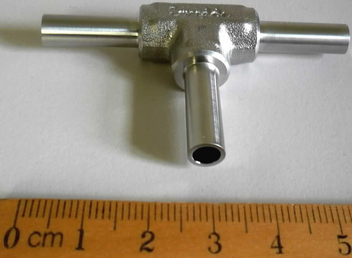 Rohrverbindungsstück aus Stahl

Bei der Ware handelt es sich um ein T-förmiges Hohlerzeugnis, nach den Angaben aus einem nicht rostendem Stahl mit der Werkstoffbezeichnung 316L. Das Erzeugnis weist an allen drei Enden einen gefasten Anschluss zum Anschweißen eines Rohres auf. Das Erzeugnis dient zum Verbinden von Rohren. 

Die Ware ist als anderes Rohrverbindungsstück aus nicht rostendem Stahl, zum Stumpfschweißen, in die Codenummer 7307 2390 85 0 des Zolltarifs einzureihen.