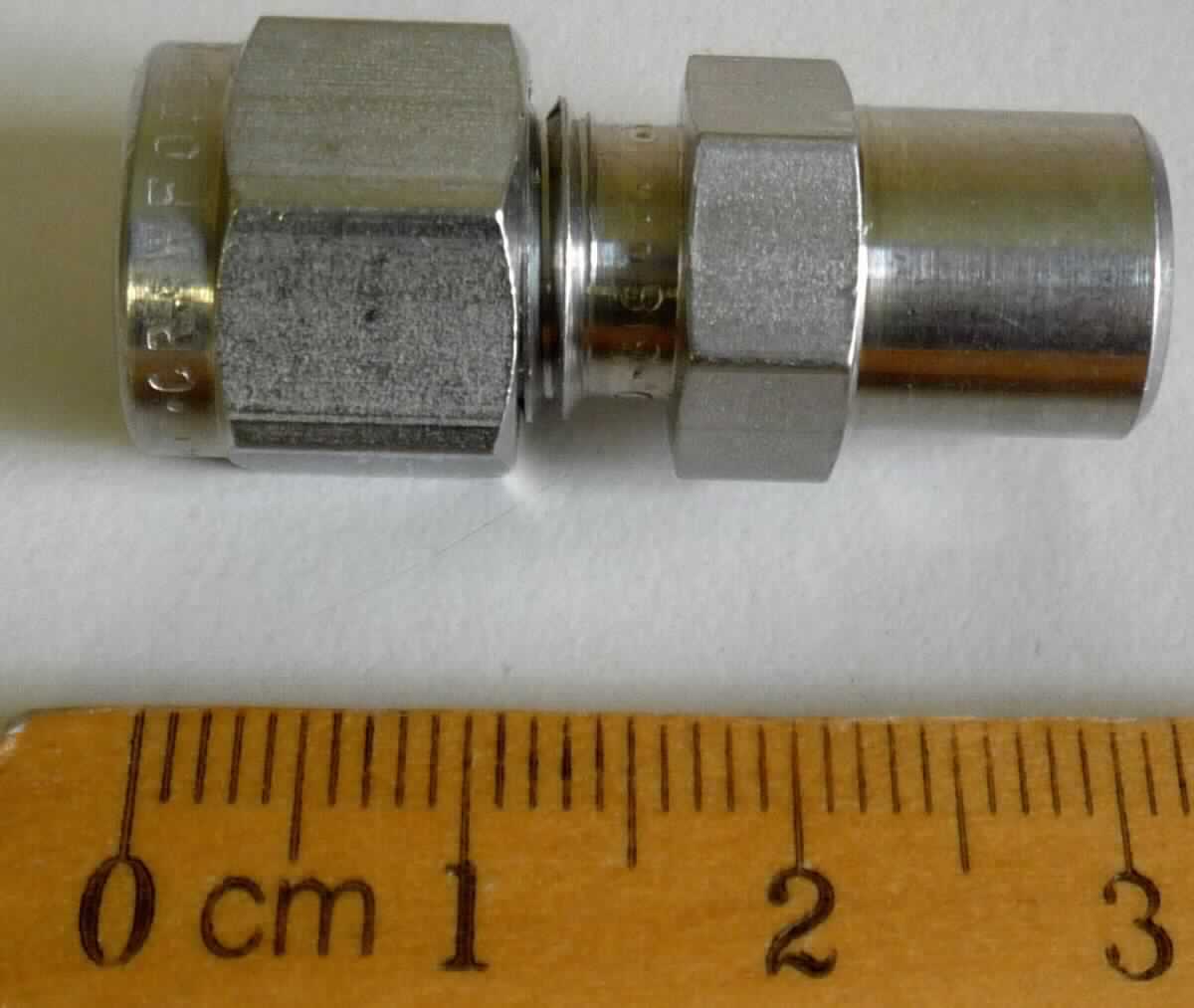 Rohrformstück

Bei der Ware handelt es sich um ein konzentrisches Hohlerzeugnis, nach den Angaben aus einem nicht rostendem Stahl mit der Werkstoffnummer 1.4401. Das Erzeugnis weist an einem Ende einen gefasten Anschluss zum Anschweißen eines Rohres und an dem anderen Ende ein Außengewinde mit Verschraubungskörper, einem sogenannten Klemmringanschluss zum Verklemmen von Rohren (AD 10) auf. Das Erzeugnis dient zum Verbinden von Rohren. 

Die Ware ist als anderes Rohrformstück, zum Stumpfschweißen aus nicht rostendem Stahl in die Codenummer 7307 2390 85 0 des Zolltarifs einzureihen.