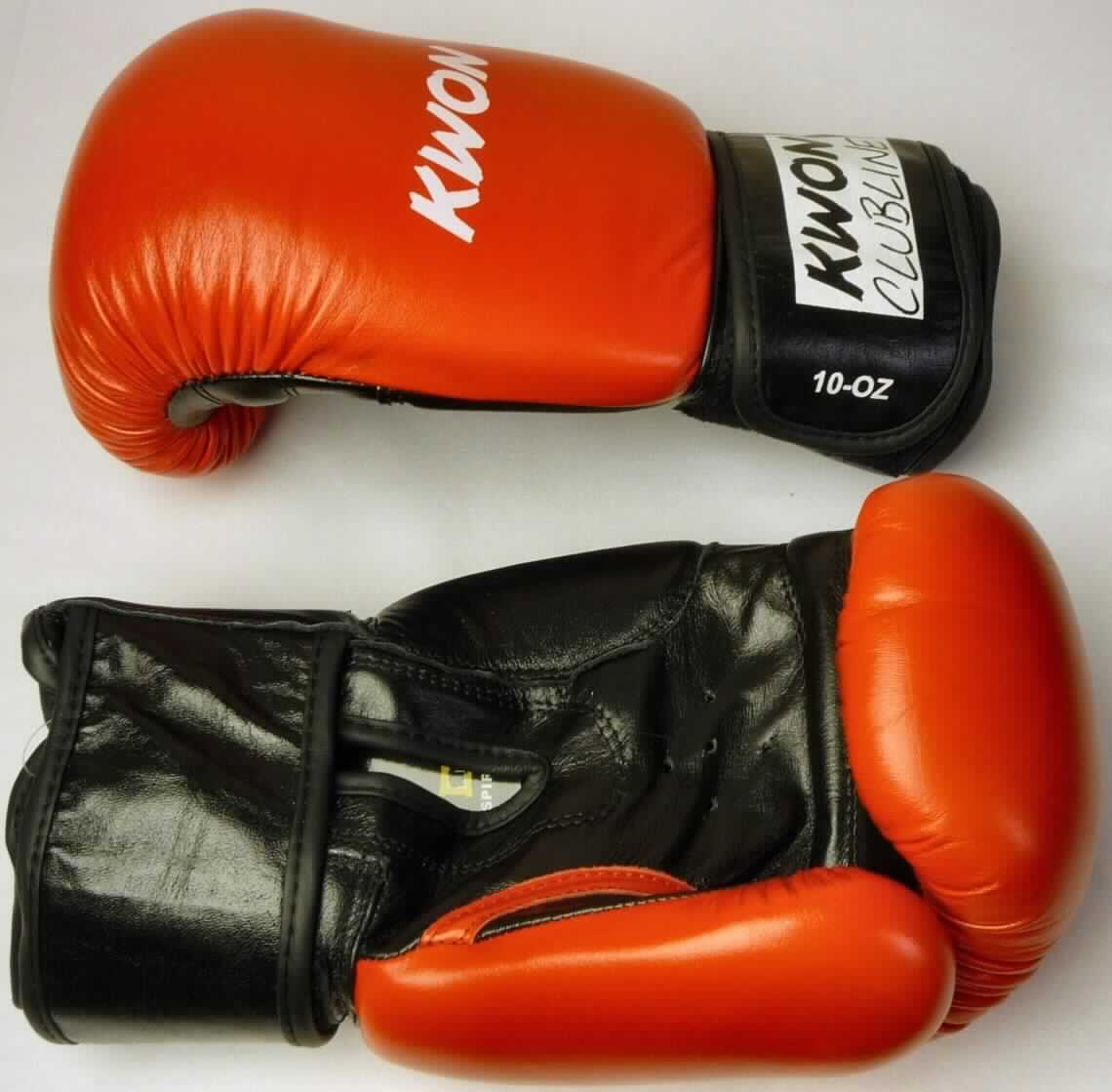 Spezialsporthandschuhe, sog. Pointer Leather Boxhandschuh, Artikel 554006110, Foto siehe Anlage, 
- aus schwarz und rot gefärbtem Leder, 
- als Fausthandschuhe gearbeitet, 
- im Bereich des Handrückens, der Finger und des Daumens mit einer vorgeformten 
  Zwischenlage aus Schaumkunststoff ausgestattet, 
- mit einem eingearbeiteten Griffsteg, wodurch die Handschuhe im Bereich der Finger und 
  des Daumens zur Handinnenfläche angewinkelt sind, 
- der Daumen ist mit einem schmalen Streifen aus Leder am Fingerbereich angenäht, 
- im Bereich des Handgelenks mit einer bis in die Innenhand reichenden V-förmigen Ein- 
  stiegsöffnung, sowie einem Riemen mit Klettverschluss als Verengungsmöglichkeit am 
  Handgelenk ausgestattet, 
- erkennbar als Spezialsporthandschuhe zur Verwendung beim Boxsport.

""Bekleidungszubehör aus Leder, Spezialsporthandschuhe"