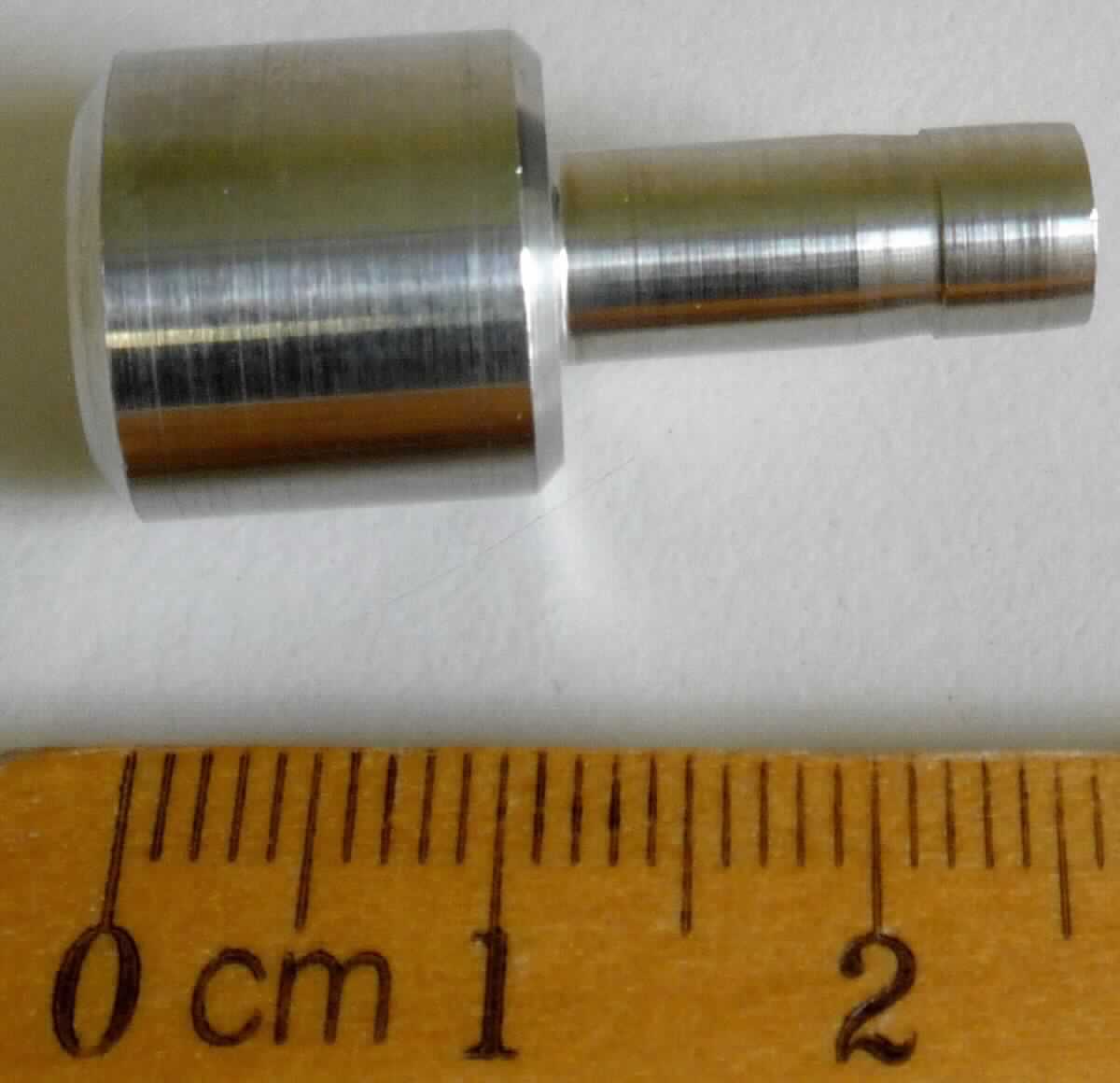 Rohrverbindungssstück aus Stahl

Bei der Ware handelt es sich um ein konzentrisches Hohlerzeugnis, nach den Angaben aus einem nicht rostenden Stahl. Das Erzeugnis weist an einem Ende einen gefasten Anschluss zum Anschweißen eines Rohres und an dem anderen Ende eine Einführung zur Aufnahme eines Rohranschlusses auf. Das Erzeugnis dient als Anschweißadapter bzw. Rohrstutzen zum Verbinden von Rohren. 

Die Ware ist als anderes Rohrverbindungssstück aus nicht rostendem Stahl, zum Stumpfschweißen, in die Codenummer 7307 2390 85 0 des Zolltarifs einzureihen.