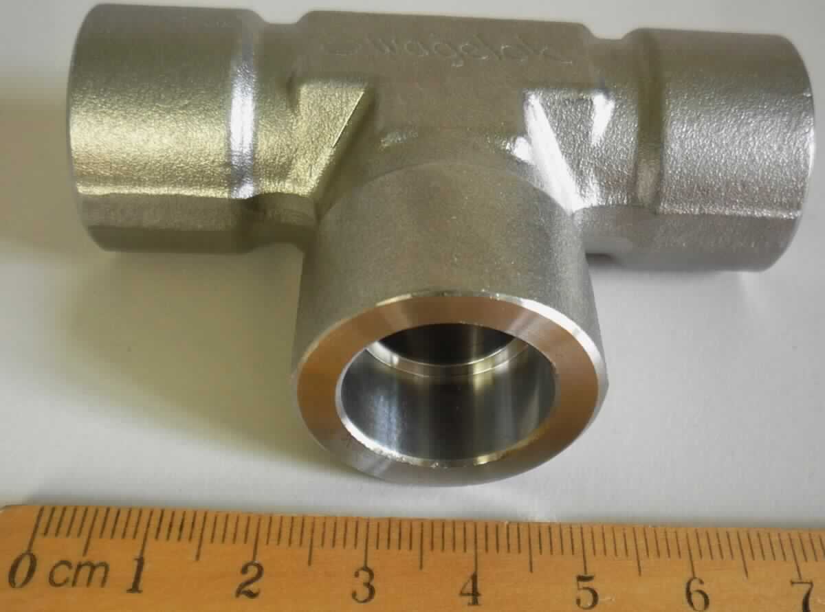 Rohrverbindungsstück aus Stahl

Bei der Ware handelt es sich um ein T-förmiges Hohlerzeugnis, nach den Angaben aus einem nicht rostenden Stahl mit der Werkstoffbezeichnung 316L. Das Erzeugnis weist an allen drei Enden einen gefasten Anschluss zum Anschweißen eines Rohres auf. Das Erzeugnis dient zum Verbinden von Rohren. 

Die Ware ist als anderes Rohrverbindungsstück aus nicht rostendem Stahl, zum Stumpfschweißen, in die Codenummer 7307 2390 85 0 des Zolltarifs einzureihen.