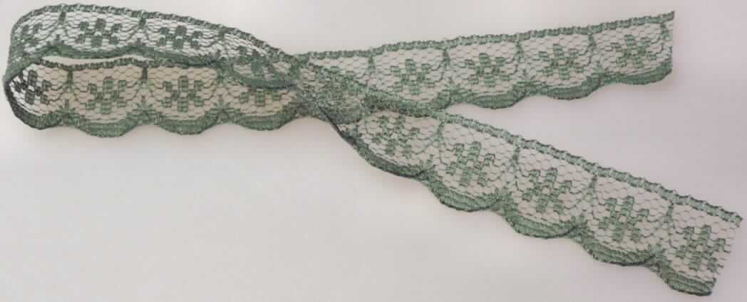 Kettengewirke, sog. Spitze/Spitzenband, Foto siehe Anlage,
- als Meterware,
- laut Untersuchungsergebnis:
-- gefärbtes Kettengewirke aus synthetischen Chemiefasern,
-- mit einer Breite von ca. 1,3 cm,
-- keine Elastomergarne oder Kautschukfäden enthaltend,
-- Raschelspitze,
-- an den Längskanten (gerade und bogig) abgepasst hergestellt (webkantenähnlich),
- ohne Flor- oder Schlingenoberfäche.

"Kettengewirke, mit einer Breite von weniger als 30 cm, anderes als in den 
Positionen 6001 und 6002 genannte, aus synthetischen Chemiefasern, Raschelspitze"