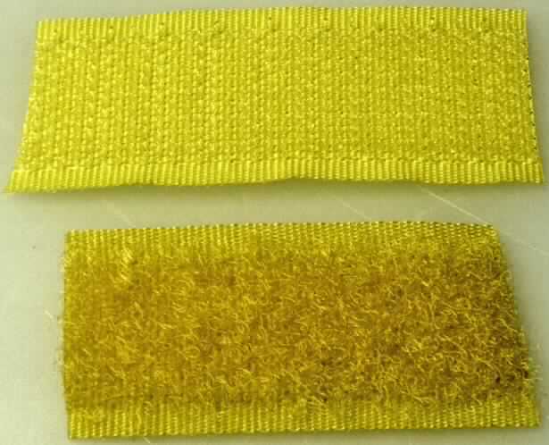 Bänder, sog. Klettband (Haken u. Flausch), Foto siehe Anlage,
- lt. Antrag als Meterware,
- mit einer Breite von jeweils 2 cm,
- bestehend aus einem Hakenband (Samtgewebe mit Flor) und einem Flauschband 
  (Schlingengewebe mit Flor) aus lt. Antrag Chemiefasern,
- an den Längsseiten mit unechten Webkanten,
- lt. Antrag zur Verwendung u.a. als Verschluss für z.B. Kleidung, Accessoires und 
  Heimtextilien.

"Bänder, keine Ware der Position 5807, aus Samt bzw. aus Schlingengewebe nach Art
 der Frottiergewebe, aus Chemiefasern"