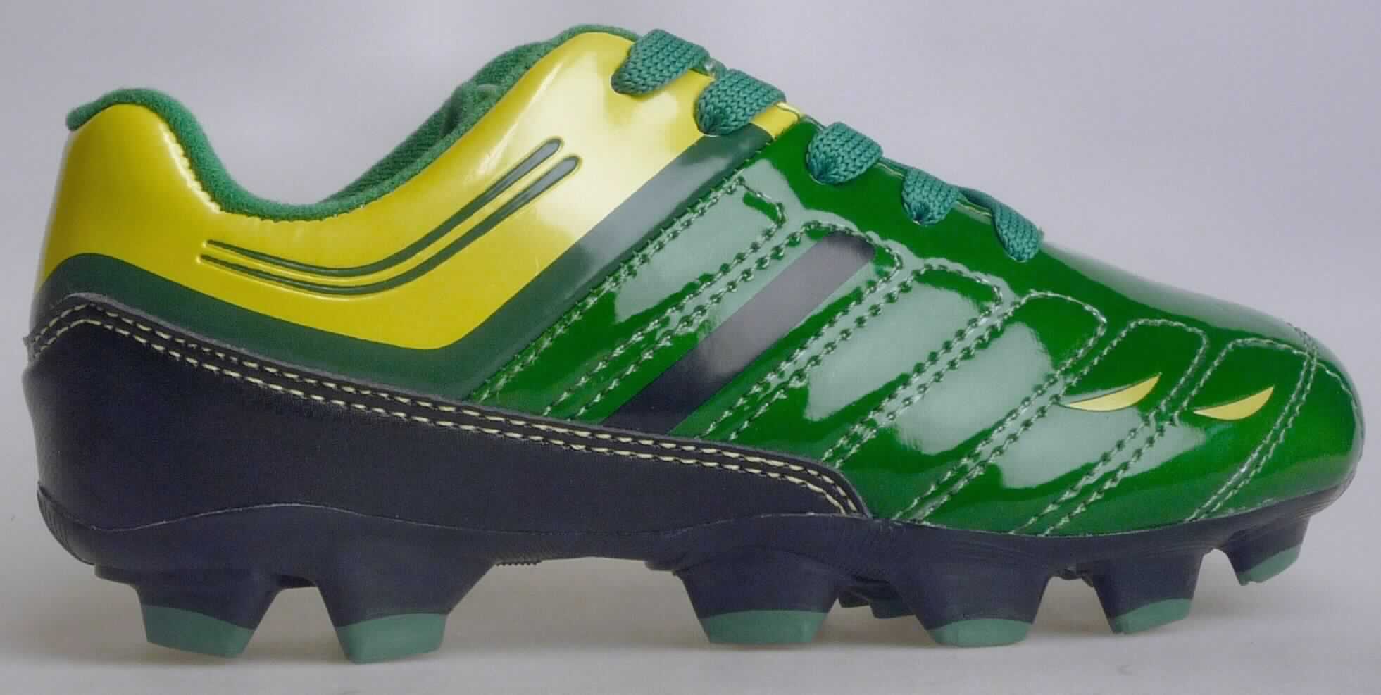 Sportschuhe (lt. Antrag: "K-Fußballschuhe, Art. 384151, grün", Foto siehe Anlage)
- mit Laufsohlen aus (lt. Antrag) Kunststoff, mit jeweils 15 abstehenden stollenähnlichen 
  Vorrichtungen versehen,
- mit Oberteil aus Kunststoff (Spinnstoff mit einer mit bloßem Auge wahrnehmbaren 
  Außenschicht aus Kunststoff),
- mit Schnürsenkelverschluss

"Sportschuhe mit Laufsohlen und Oberteil aus Kunststoff, andere als in der Position 6401 und 
 in den Unterpositionen 6402 1210 und 6402 1290 genannt"