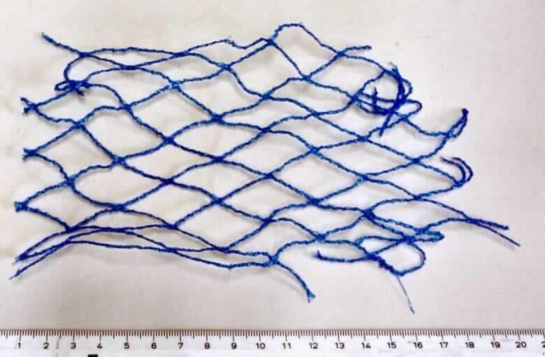 Kettengewirke, sog. Vogelschutznetz blau 4 bis 16 m konfektioniert, Foto siehe Anlage,
- als Meterware,
- wird laut ergänzenden Antragsangaben in einem Polybeutel gefaltet, in folgenden Abmessungen eingeführt:
  4 m x 25 m bis 16 m x 25 m und 4 m x 50 m bis 16 m x 50 m,
- aus etwa 1 mm breiten, gefärbten Streifen aus synthetischer Spinnmasse (laut Antrag Polyethylen), 
- ohne Flor- oder Schlingenoberfläche; keine Elastomergarne oder Kautschukfäden enthaltend,
- an den Kanten nicht gesäumt und ohne Ösen, somit nicht konfektioniert, damit weder ein Netz der Position 5608,
  noch eine Ware der Position 6307.

"Kettengewirke, andere als solche der Positionen 6001 bis 6004, aus Streifen aus synthetischer Spinnmasse"