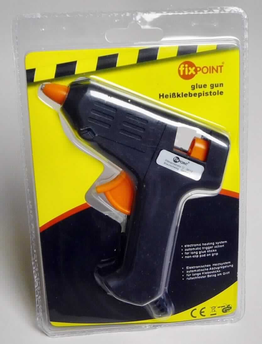 Sog. Heißklebepistole, Art.Nr.: 77022,
- aus einem pistolenförmigen Gehäuse aus Kunststoff, mit Hebelmechanik, Ausgabedüse, 
  Aufnahmevorrichtung für Klebepatronen mit einem Durchmesser von 8 mm, Netzkabel und noch 
  nicht montiertem Drahtbügel,
- zum Schmelzen der Klebstoffpatrone durch Erhitzen und zum Auftragen des Klebstoffes,
- für eine Spannung von 230 VAC bei einer Leistung von 10 W und einer Kopftemperatur von 170°C,
- nach Art und Beschaffenheit zur Verwendung im Haushalt bestimmt (keine Ware der Pos. 8419),
- in einer gemeinsamen Verkaufsumschließung mit 2 Klebstoffpatronen (Beipack).
Abbildung siehe Anlage.

Die Heißklebepistole bestimmt den Charakter des Ganzen.

"Anderes Elektrowärmegerät für den Haushalt, anderes als in TARIC-Code 8516 71 00 00 bis 8516 79 70 10 genannt, noch nicht zusammengesetzt, mit Drahtbügel (Warenzusammenstellung aus Heißklebepistole 
-charakterbestimmend- und Beipack) - sog. Heißklebepistole"