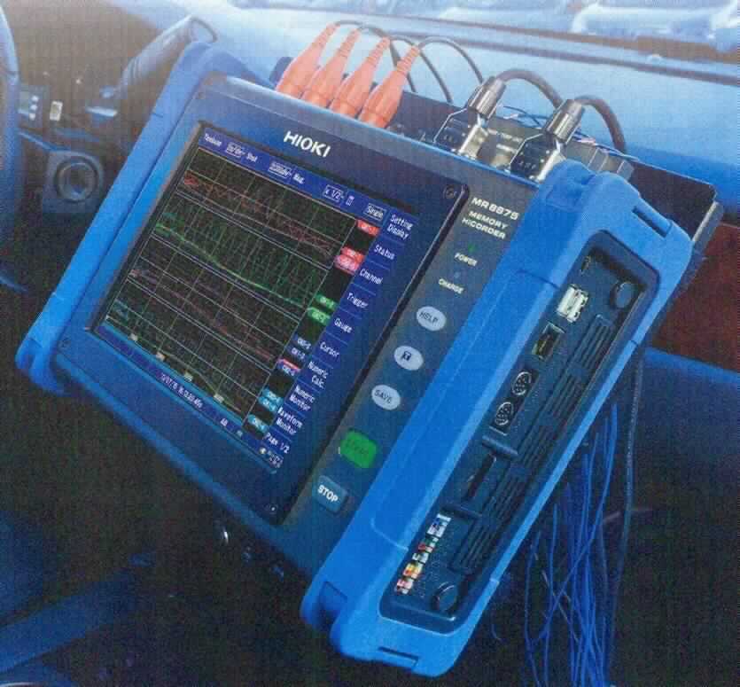 Transientenrecorder, so genannter Recorderscope, in Form eines Multifunktionsgerätes, im Wesentlichen bestehend aus einem 224 mm x 298 mm x 84 mm großen Gehäuse mit Touchscreen, verschiedenen Anschlussmöglichkeiten, internem Speicher und weiteren elektrischen und elektronischen Bauelementen (äußere Form: siehe Abbildung in der Anlage). Der Recorderscope erfasst transiente und periodische Signale verschiedener Ereignisse elektrischer Größen (kennzeichnende Hauptfunktion) wie z.B. Spannung oder Stromstärke sowie nichtelektrischer Größen wie
z.B. Temperatur und zeigt diese in Form von Kurven oder als Curserwert an und speichert sie. Das Gerät wird für Fahrzeugtests und mobile Arbeitsmaschinen zur Messung der Netzqualität verwendet.
Die Ware wird als "Gerät zum Messen oder Prüfen elektrischer Größen, ausgenommen Zähler der Position 9028, anderes als Unterposition (HS) 9030 10, als Oszillograf" eingereiht.