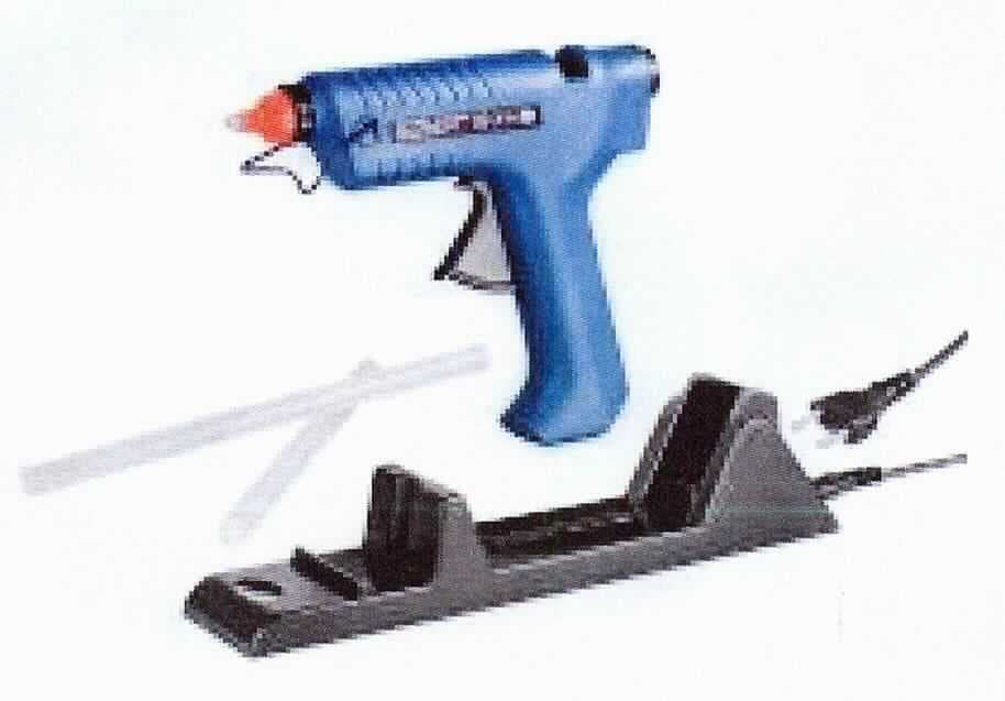 Sog. Heißklebepistole-kabellos, Art.Nr. 77026,
- elektrische Heißklebepistole aus einer Basisstation mit aufgesetztem, pistolenförmigen Gehäuse aus 
  Kunststoff mit Hebelmechanik, Ausgabedüse, Drahtbügel sowie Aufnahmevorrichtung für Klebepatronen 
  mit einem Durchmesser von 11 mm, 
- zum Schmelzen der Klebstoffpatrone durch Erhitzen und zum Auftragen des Klebstoffes,
- für eine Spannung von 230 VAC bei einer Leistung von 15 W und einer Kopftemperatur von 200°C,
- nach Art und Beschaffenheit zur Verwendung im Haushalt bestimmt (keine Ware der Pos. 8419),
- in einer gemeinsamen Verkaufsumschließung mit zwei Klebstoffpatronen (Beipack).
Abbildung siehe Anlage.

Die Heißklebepistole bestimmt den Charakter des Ganzen.

"Anderes Elektrowärmegerät für den Haushalt, anderes als in TARIC-Code 8516 71 00 00 bis 8516 79 70 10 genannt (Warenzusammenstellung aus Heißklebepistole -charakterbestimmend- und Beipack) - sog. Heißklebepistole-kabellos"