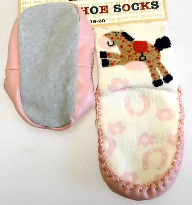 Hausschuhe (lt. Antrag: "Kids Shoe Socks, Motiv: Pferd", Foto siehe Anlage)
- mit Laufsohlen aus Leder,
- mit einem sockenähnlichen Oberteil aus Spinnstoffen, im Übergangsbereich
  zur Sohle mit einem Kunststoffband (Spinnstoff mit einer mit bloßem Auge 
  wahrnehmbaren Außenschicht aus Kunststoff) verstärkt,
- den Knöchel bedeckend,
- kennzeichnen sich aufgrund des äußeren Erscheinungsbildes und der Ausstattung als
  Schuhe für den häuslichen Wohnbereich

"Hausschuhe mit Laufsohlen aus Leder und Oberteil aus Spinnstoffen"