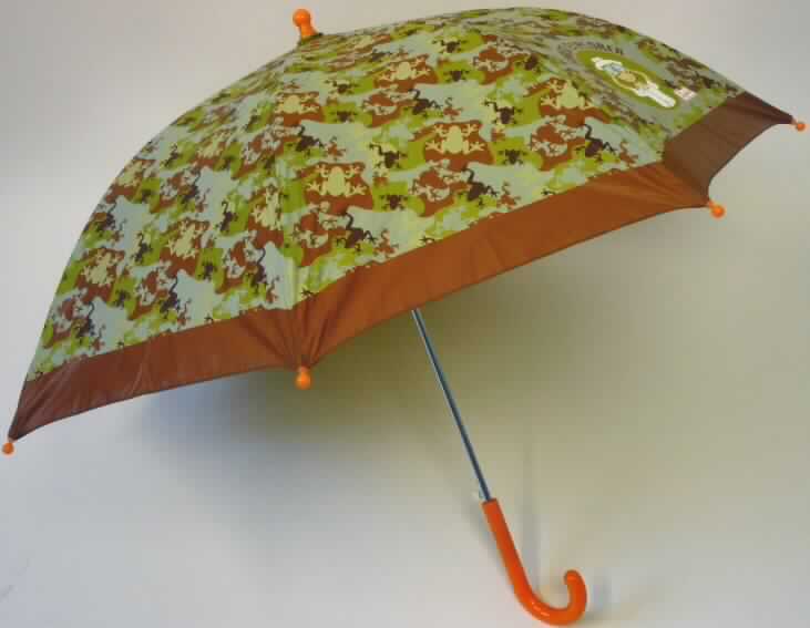 Stockschirm, sog. Kinder-Regenschirm Forest Explorer, Foto siehe Anlage,
- zum wirksamen Schutz gegen Regen,
- Länge: ca. 68 cm (für Kinder),
- mit Bezug aus Geweben aus Spinnstoffen,
- mit Gestell aus unedlem Metall,
- mit Griff aus Kunststoff.

"Regenschirm, Stockschirm, ohne Teleskopauszug, mit Bezug aus Geweben aus
 Spinnstoffen"