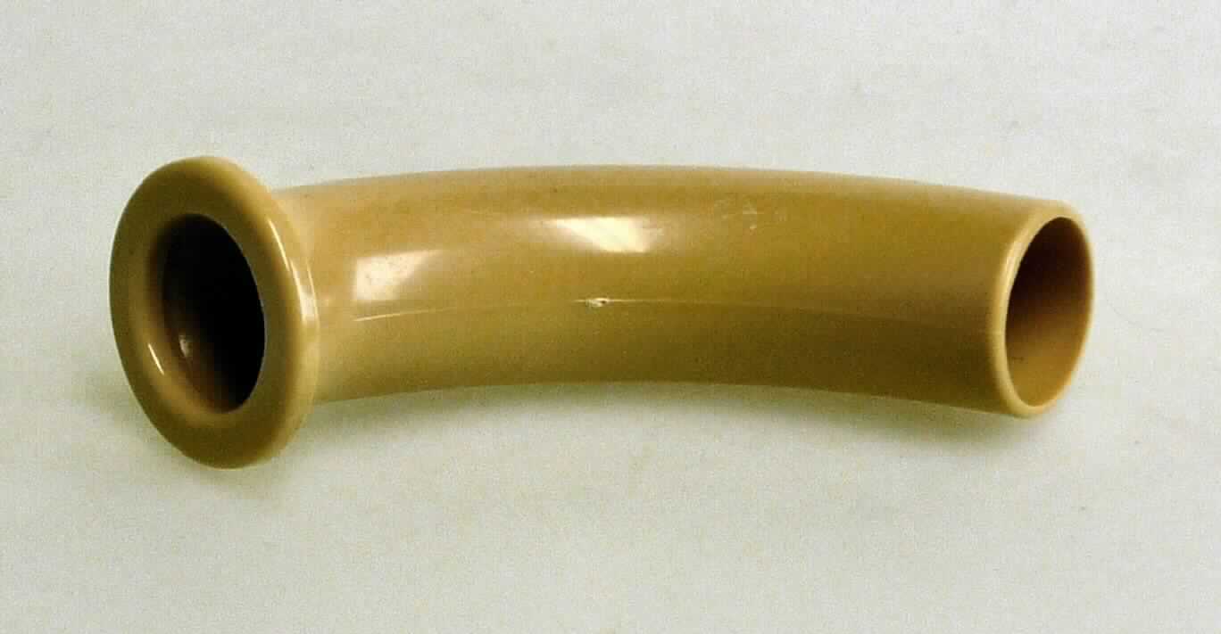 Sog. Verbindungsrohr mit Einsatzring, in Form eines gebogenen Kunststoffrohrs mit einer Länge von ca. 130 mm, einem Innendurchmesser von 24 mm und einem Außendurchmesser von 28 mm. Einseitig erweitert sich der Durchmesser des Rohres auf einen Innendurchmesser von ca. 27 mm und einen Außendurchmesser von ca. 34 mm. An dieser Stelle ist das Rohr mit einem ca. 4 mm hohen abgerundeten Kunststoffring mit einem Innendurchmesser von ca. 25 mm und einem Außendurchmesser von ca. 39 mm verbunden. 
Zur äußeren Form siehe Abbildung in der Anlage. 
Das Rohr wird am Schaft einer Beinprothese eingesetzt und dient als Verlängerung oder Kanal für ein Vakuumventil (nicht Gegenstand dieser Auskunft), welches in den Einsatzring des Rohres eingeclipt wird und überschüssige Luft aus dem Schaft entweichen lässt. 
Die Ware wird als "Teil, erkennbar hauptsächlich für ein künstliches Körperteil für Menschen (Beinprothese) bestimmt, nicht von den Unterpositionen (KN) 9021 3100 bis 9021 3910 erfasst" eingereiht.