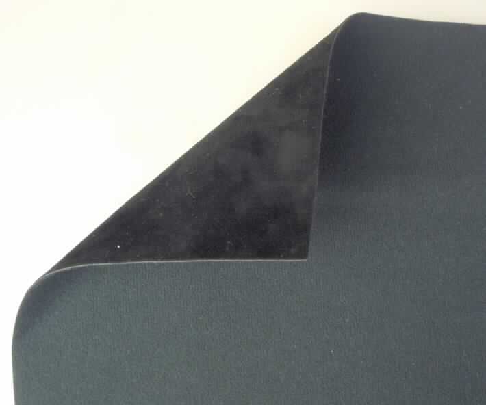 Überzogenes Gewirke (= Gewebe im Sinne des Kapitels 59), Foto siehe Anlage,
- als Meterware,
- laut Untersuchungsergebnis:
-- gerautes Gewirke, laut Antrag aus Polyester (synthetische Chemiefasern), 
--- auf der ganzen Oberfläche mit Klebstoff (ohne eingebettete Kügelchen) bestrichen und 
    anschließend vollständig (nicht musterbildend) mit einer mit dem bloßen Auge wahrnehm-
    baren Schicht aus Scherstaub (aus Viskose; Faserlänge: ca. 1- 2 mm) beflockt (überzogen).

"Gewebe, anderes als in den Positionen 5901 bis 5906 genannte, überzogen, 
 ohne in Klebstoff eingebettete Kügelchen"