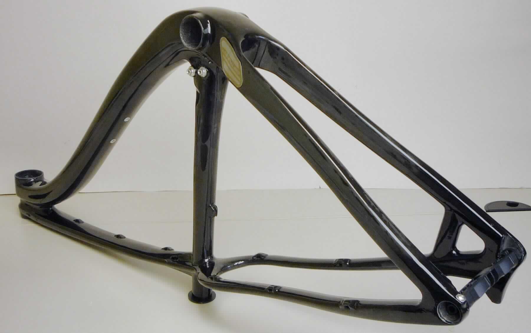 Teil für ein Fahrrad, sog. Mountainbike Rahmen, Foto siehe Anlage,
- Rahmen aus Carbonfasern,
- in Rohform; während der Herstellung mit Harz getränkt,
- um Transportschäden zu vermeiden, lediglich grob mit einem speziellen, klaren Schutzlack 
  überzogen (keine Lackierung im Sinne des Zolltarifs).

"Teil für ein Fahrzeug der Position 8712 (Rahmen), nicht mit Farbe versehen, eloxiert, poliert und/oder lackiert"