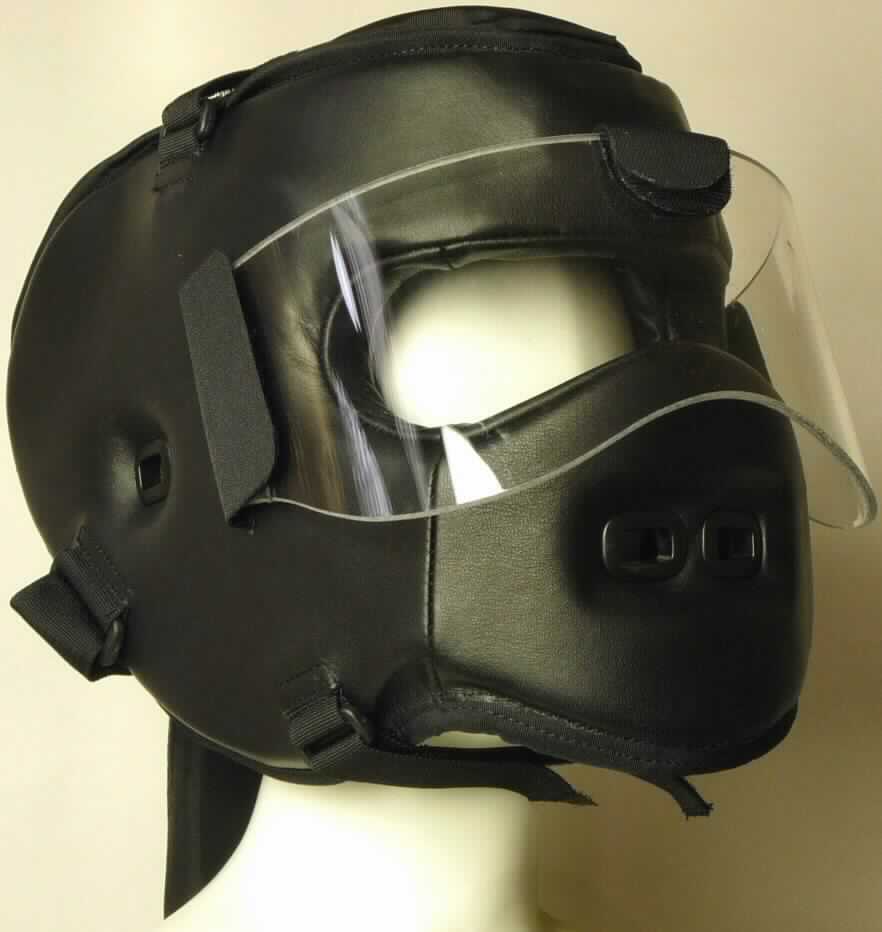 Sicherheitskopfbedeckung, sog. Move Guard Helm, Artikel 4007009, Foto siehe Anlage,
- mit einer Außen- bzw. Innenseite aus (lt. Antrag) Leder,
- - mit Schaumkunststoff gepolstert,
- im Hinterkopfbereich mit einer verstellbaren Abdeckung aus mit Spinnstoff
  überzogenem Schaumkunststoff,
- mit diversen Klettverschlussbändern u. a. zur Größenverstellung versehen,
- den gesamten Kopf bedeckend; im Bereich der Augen, der Nase und den Ohren mit
  kleinen Aussparungen versehen,
- im Bereich der Augenaussparung mit einer abnehmbaren Scheibe aus Kunststoff ausgestattet,
- zur Verwendung als Schutzhelm z. B. beim Kampfsport.

"Sicherheitskopfbedeckung, aus anderen Stoffen als Kunststoff"