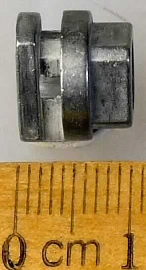 Es handelt sich um vollständig aus unedlem Metall gefertigte Erzeugnisse, die mittig zur einer kreisrunden Scheibe und an einem Ende zu einem Außenvierkant ausgeformt sind. Das andere Ende ist abgestuft und annähernd quaderförmig mit abgerundeten Schmalseiten gearbeitet. Die Waren sind über ihre gesamte Länge mit einer durchgehenden Bohrung versehen, die zu einem Ende hin ein metrisches Innengewinde (M6) und zum anderen Ende hin eine spezifische Form aufweist.
Die Erzeugnisse dienen als Adapter an Verschlusssystemen (zum Schließen mit Schlüssel) von Schwenkhebeln.
Länge: ca. 10 mm; max. Außendurchmesser: ca. 12 mm.

Abbildung siehe Anlage.

Derartige Erzeugnisse gehören als "Teile aus unedlen Metallen von Schlössern (zum Schließen mit Schlüssel) aus unedlen Metallen" zum TARIC-Code 8301 6000 90.
