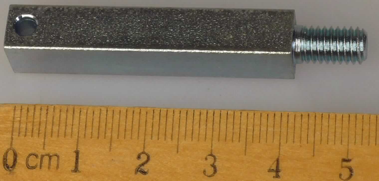 Es handelt sich um massive, längliche Erzeugnisse aus verzinktem Stahl, die einen quadratischen Querschnitt aufweisen und an einem Ende über eine Länge von ca. 11 mm zu einem zylindrischen Stift mit metrischem Außengewinde (M6) und stumpfen Gewindeende ausgearbeitet sind. Das andere Ende ist mit einer durchgehenden Querbohrung versehen.
Die Erzeugnisse werden an, Klinkengriffen z. B. für Garagentore oder Metallschränke, eingebaut und dienen als Vierkantstift zur Übertragung der Drehbewegung.
- Antragstellerangaben - 
Länge: ca. 55 mm; Querschnitt (Seitenlänge Vierkant): ca. 8 mm.

Abbildung siehe Anlage.

Derartige Erzeugnisse gehören als "Teile aus unedlen Metallen für Beschläge (Baubeschläge) aus unedlen Metallen, für Türen" zum TARIC-Code 8302 4110 00.