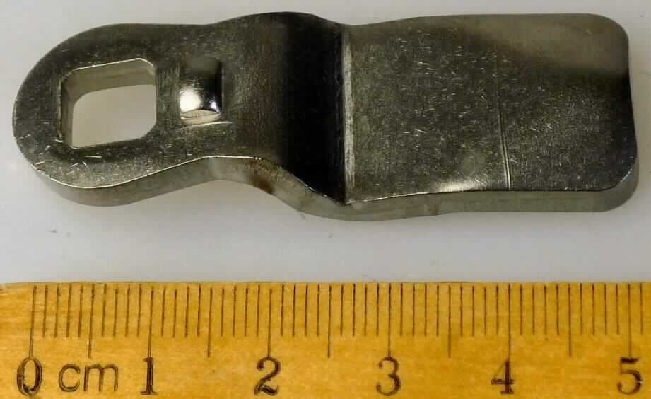 Es handelt sich um längliche Flacherzeugnisse aus Stahl (lt. Antragsteller), die zu einem Ende hin eine rechteckige Form aufweisen und zum anderen Ende hin abgerundet und mit einer großen, quadratischen und einer kleinen, rechteckigen Aussparung versehen sind.
Die äußeren Kanten des rechteckig gearbeiteten Endes sind leicht nach oben und zur Mitte hin angewinkelt.
Im mittleren Bereich weisen die Waren einen wellenförmigen Abschnitt auf. 
Die Erzeugnisse werden in sog. Sicherheitsdrehriegel (zur Betätigung durch Spezialschlüssel) eingebaut und dienen als Zunge.
Länge: ca. 54,5 mm; Breite: ca. 19 mm. 

Abbildung siehe Anlage.

Derartige Erzeugnisse gehören als "Teile aus unedlen Metallen für Schlösser (zum Schließen mit Schlüssel) aus unedlen Metallen" zum TARIC-Code 8301 6000 00.