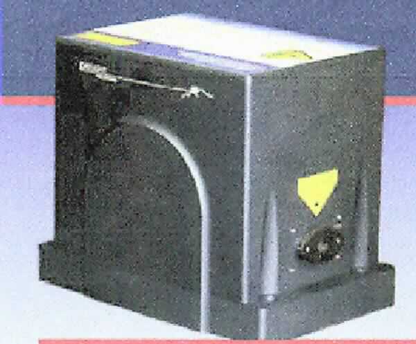 Sog. Laser, bestehend aus einem kontinuierlichen externen Kavitätslaser in einem Metallgehäuse (Maße: ca. 17,15 x 11,12 x 14,6 cm), mit integrierter Kollimationsoptik und piezoelektrischem Tuning Element (PCZ) zur Modulation und Feinjustierung der Wellenlänge sowie mit modensprungfreiem Durchstimmbereich von mind. 30 1/cm. Die nominale Wellenlänge beträgt 4,5 µm.
Der Laserkopf wird über ein mit Kabel angeschlossenes separates Steuergerät (Controller) bedient.

An der Vorderseite befinden sich u.a. zwei sog.
"smart buttons", ein Drehknopf und ein Display mittels derer sich die Parameter der vielfältigen Menüpunkte
einstellen lassen, an der Rückseite befinden sich verschiedene Steckerbuchsen (Aux, Plug connector) sowie
Computer-Schnittstellen (GPIB, USB, RS-232).
Laserkopf und Controller bilden eine funktionelle Einheit. Es kann der gesamte Wellenlängenbereich zwischen 4,2 und 11 µm mit kleinen Lücken abgedeckt werden. Zur einfachen Automatisierung sind Softwareschnittstellen diverser Experimente vorhanden.  Die Anwendungsbereiche des Lasers erstrecken sich über hochauflösende Spektroskopie, Entwicklung von Treibhausgas-Sensoren, Bestimmung von Biomarkern in der Atemluft, sowie von chemischen und biologischen Substanzen. 

äußere Form: siehe Abbildung in der Anlage

Die Ware wird als "Laser, ausgenommen Laserdioden" eingereiht.