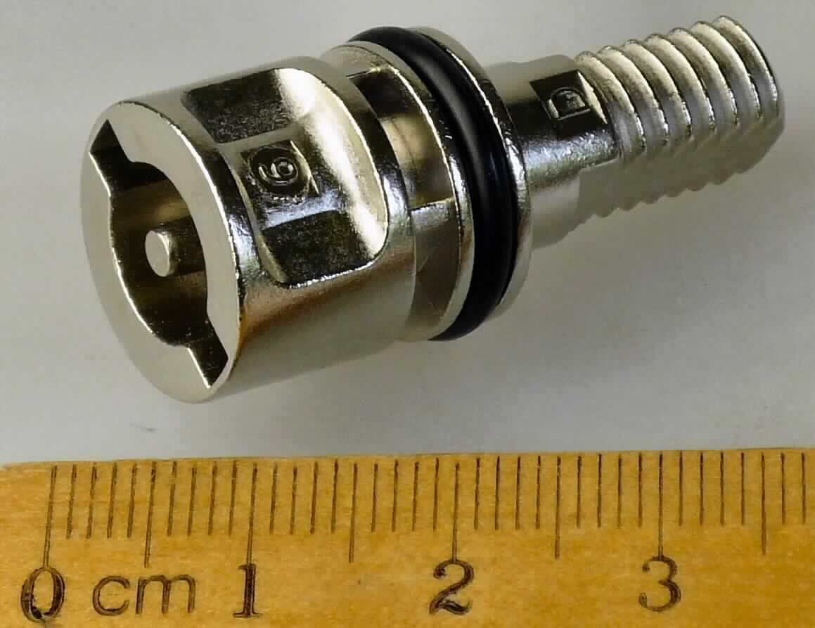 Es handelt sich um etwa 35 mm lange, massive Erzeugnisse aus Stahl, die an einem Ende über eine Länge von etwa 12 mm mit einem, an zwei Seiten abgeflachten Gewinde versehen sind und am anderen Ende einen spezifisch geformten "Kopf" mit sog. Doppelbarteinsatz aufweisen. Die Erzeugnisse sind mittig mit einer Nut mit eingesetztem 
O-Ring aus Kunststoff oder Kautschuk versehen.
Sie werden in Verschlusssystemen (zum Schließen mit Schlüssel) eingebaut und dienen zur Führung und Schließbetätigung.
- Antragstellerangaben -

Abbildung siehe Anlage.

Derartige Erzeugnisse gehören als "andere Teile aus unedlen Metallen von Schlössern (zum Schließen mit Schlüssel) aus unedlen Metallen" zum TARIC-Code 8301 6000 90.